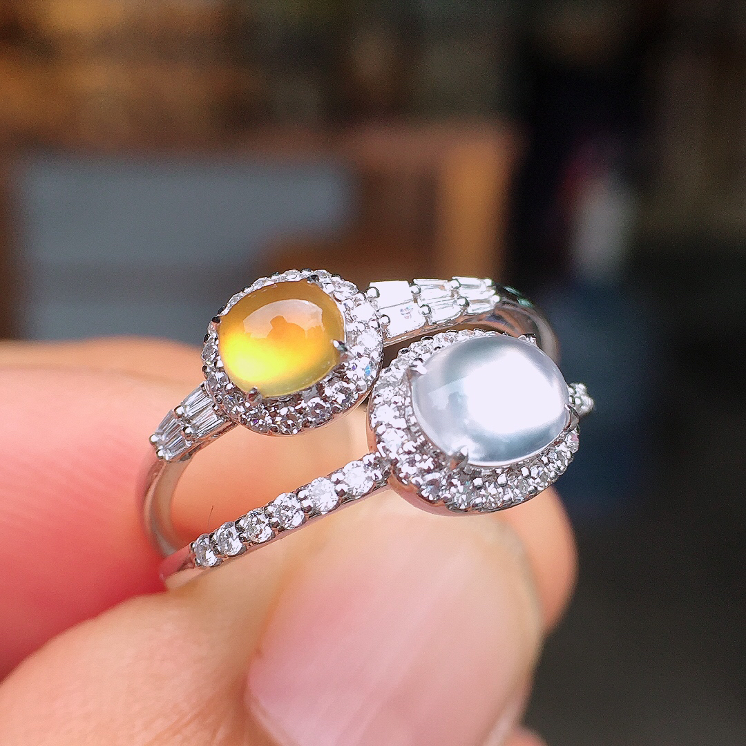 （黄+冰）二合一戒指，色泽均匀艳丽，玉质细腻，荧光感超
强，饱满圆润，尽显优雅气质，18k
金豪华镶