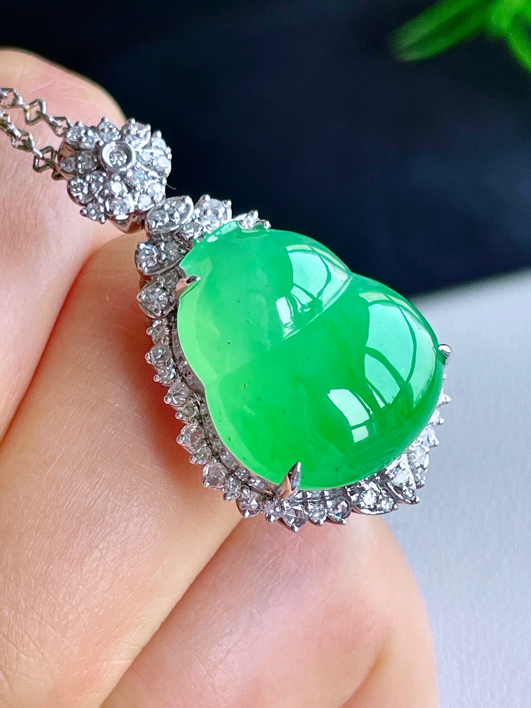 高冰甜阳绿葫芦吊坠  

【整体】33-19-12.8
【裸石】17.8-15.4-5.7