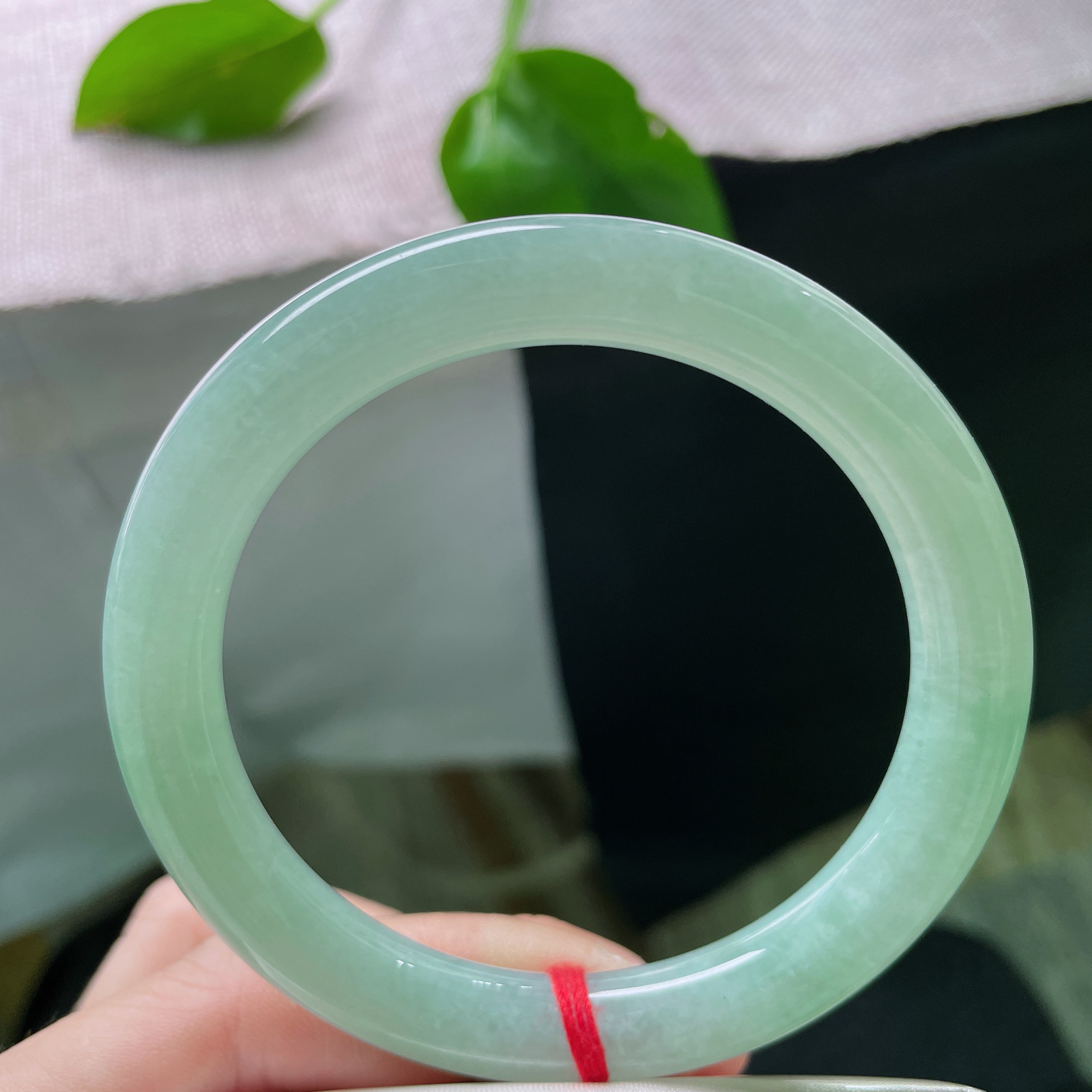 尺寸：58.9/9.8，绿底圆条，质地温润，细镯衬纤腕，绿意映佳人..