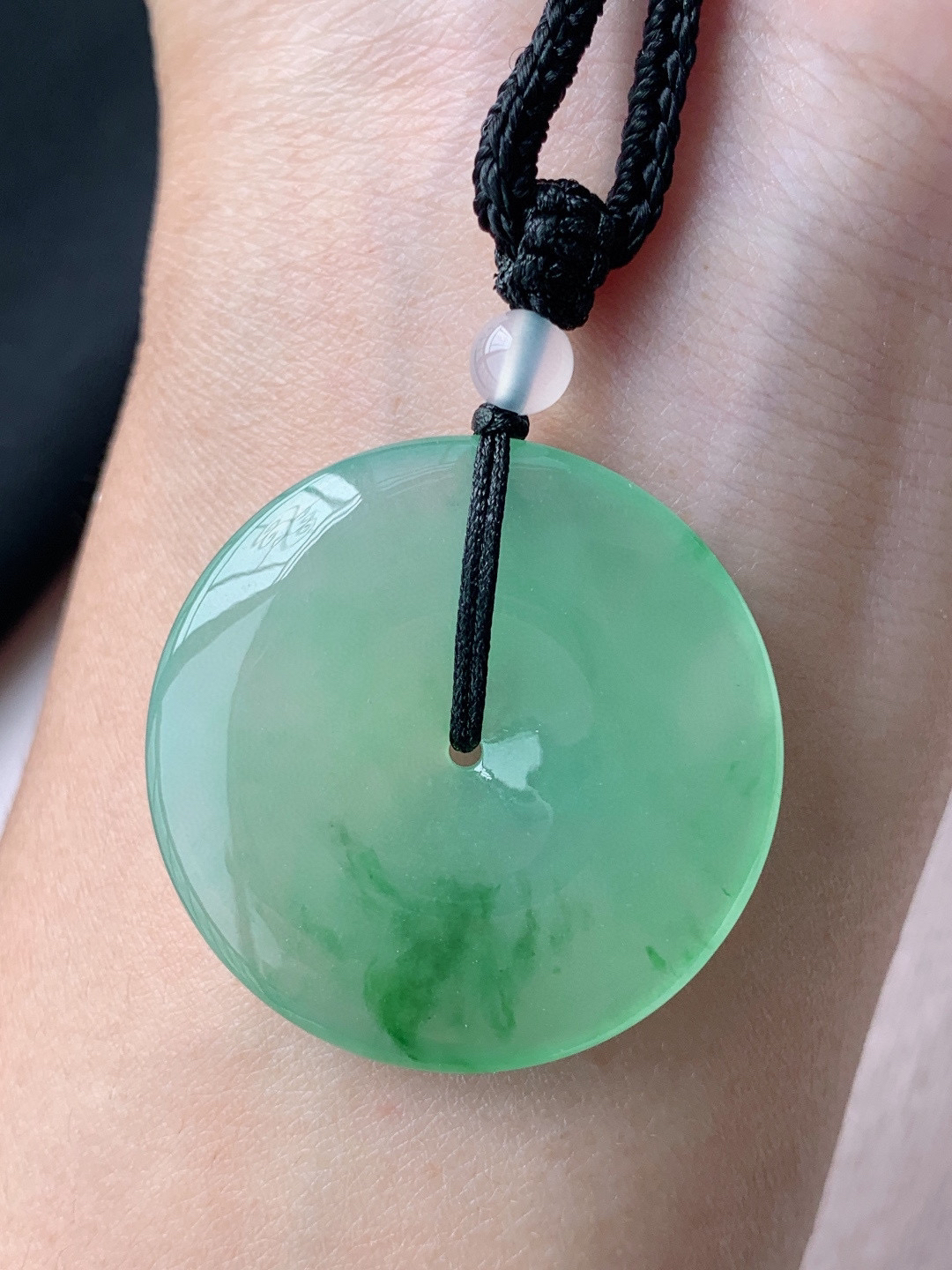 冰飘绿平安扣挂件


底子细腻水润，佩戴优雅精致