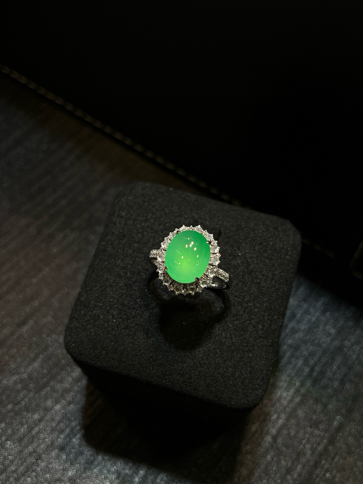 苹果绿蛋面戒指，春天的颜色被我戴手上了
种老色鲜，一抹苹果绿，超显白。
圆润蛋面，谁戴谁好看