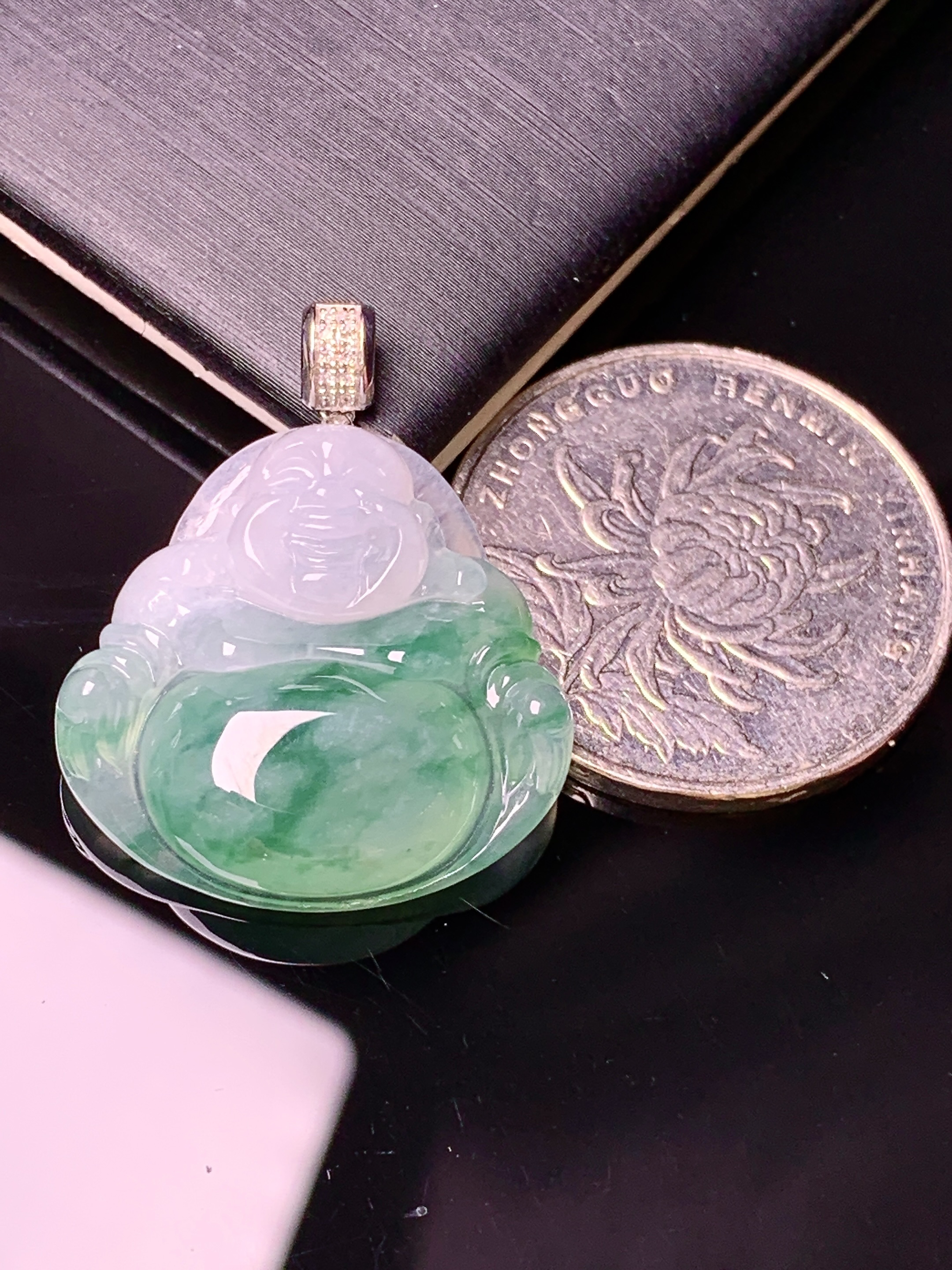 18k金钻镶嵌冰种飘绿佛公吊坠 玉质细腻 色泽艳丽清新 水润亮眼 整体尺寸28*23*6.3d2