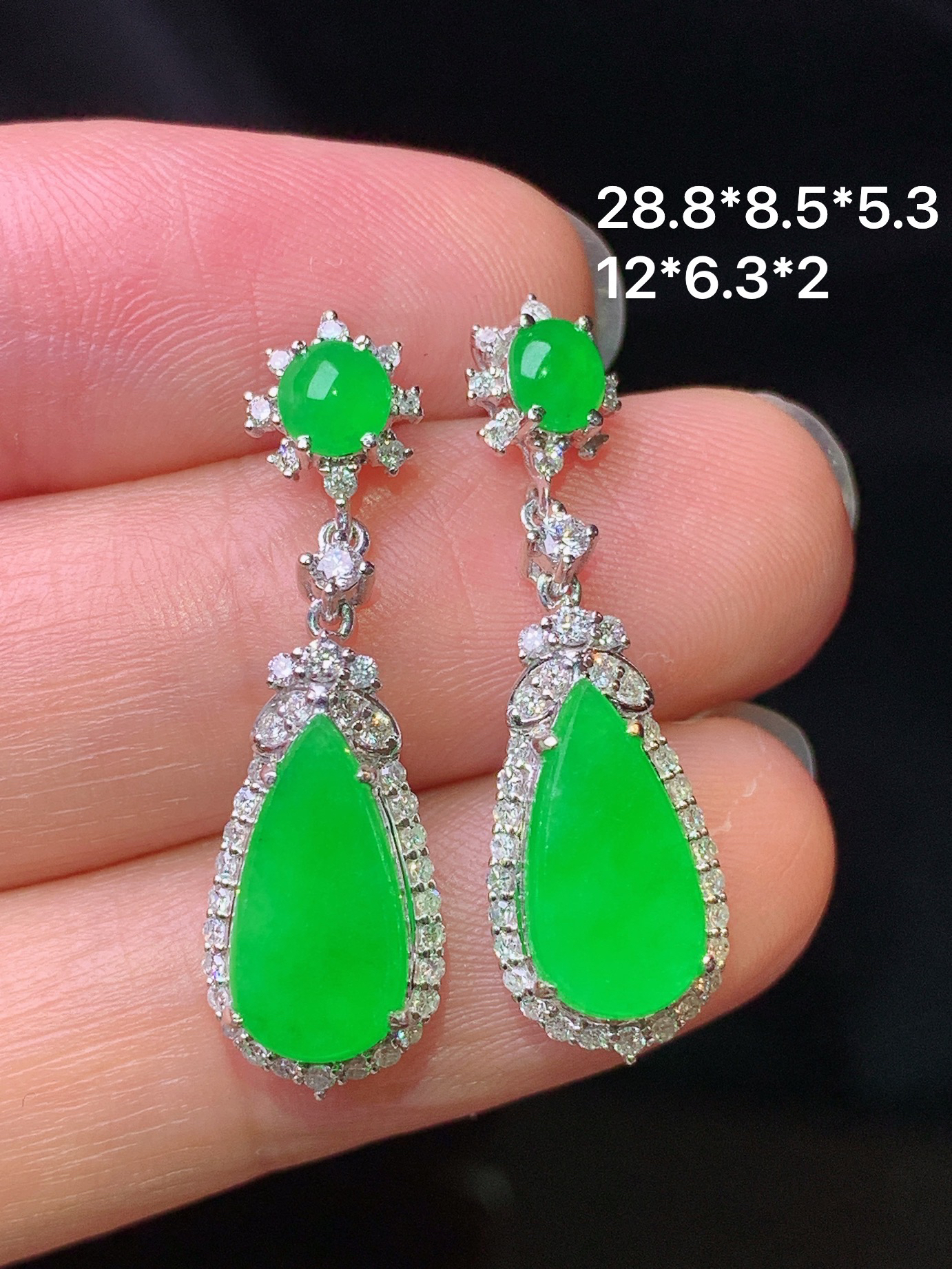 18k金钻镶嵌满绿水滴耳坠 玉质细腻 色泽艳丽清新 水润亮眼 整体尺寸28.8*8.5*5.3f1