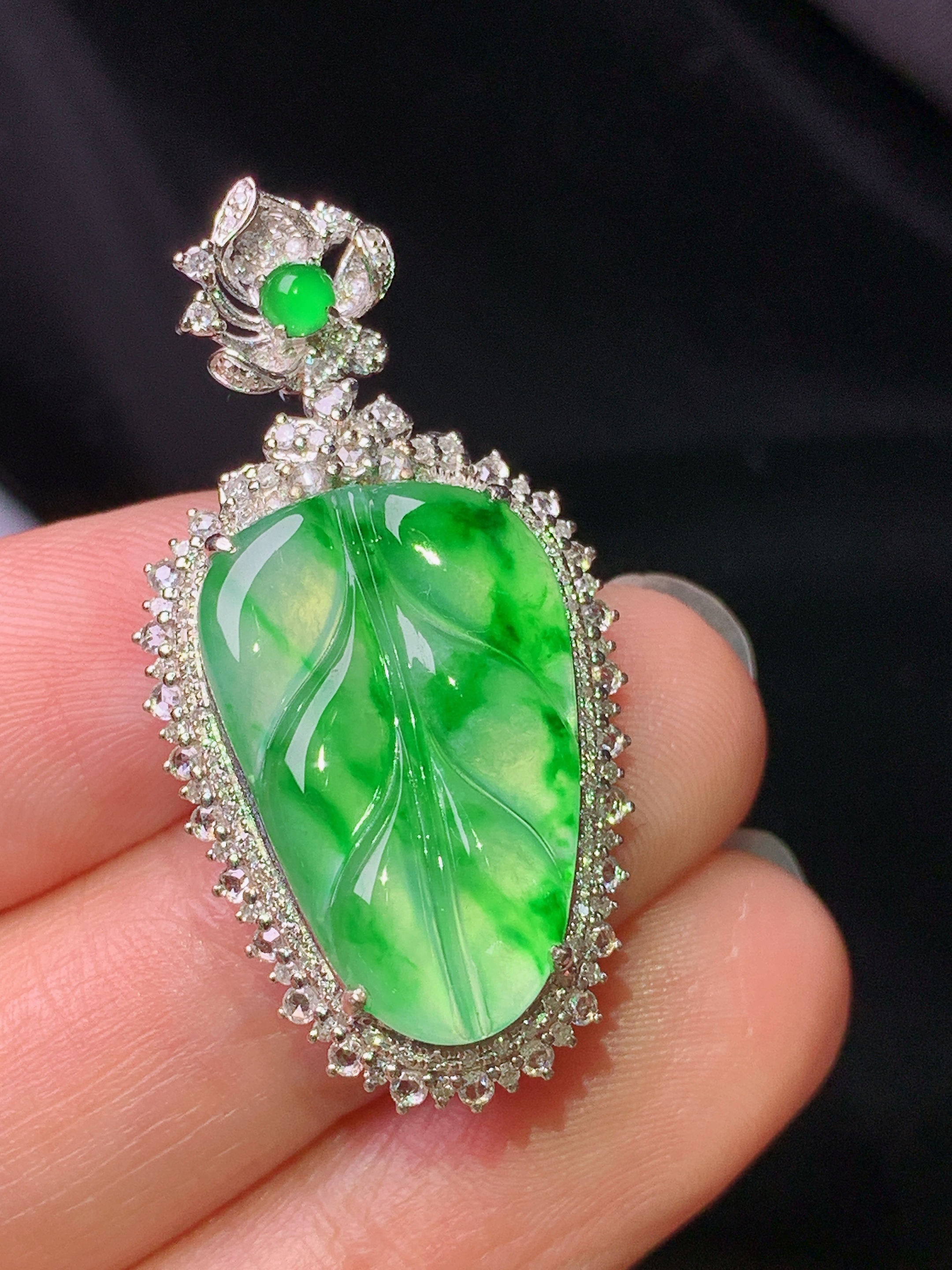 18k金钻镶嵌翠绿树叶吊坠 玉质细腻 色泽艳丽清新 水润亮眼 整体尺寸36.3*18.6*7.5c2