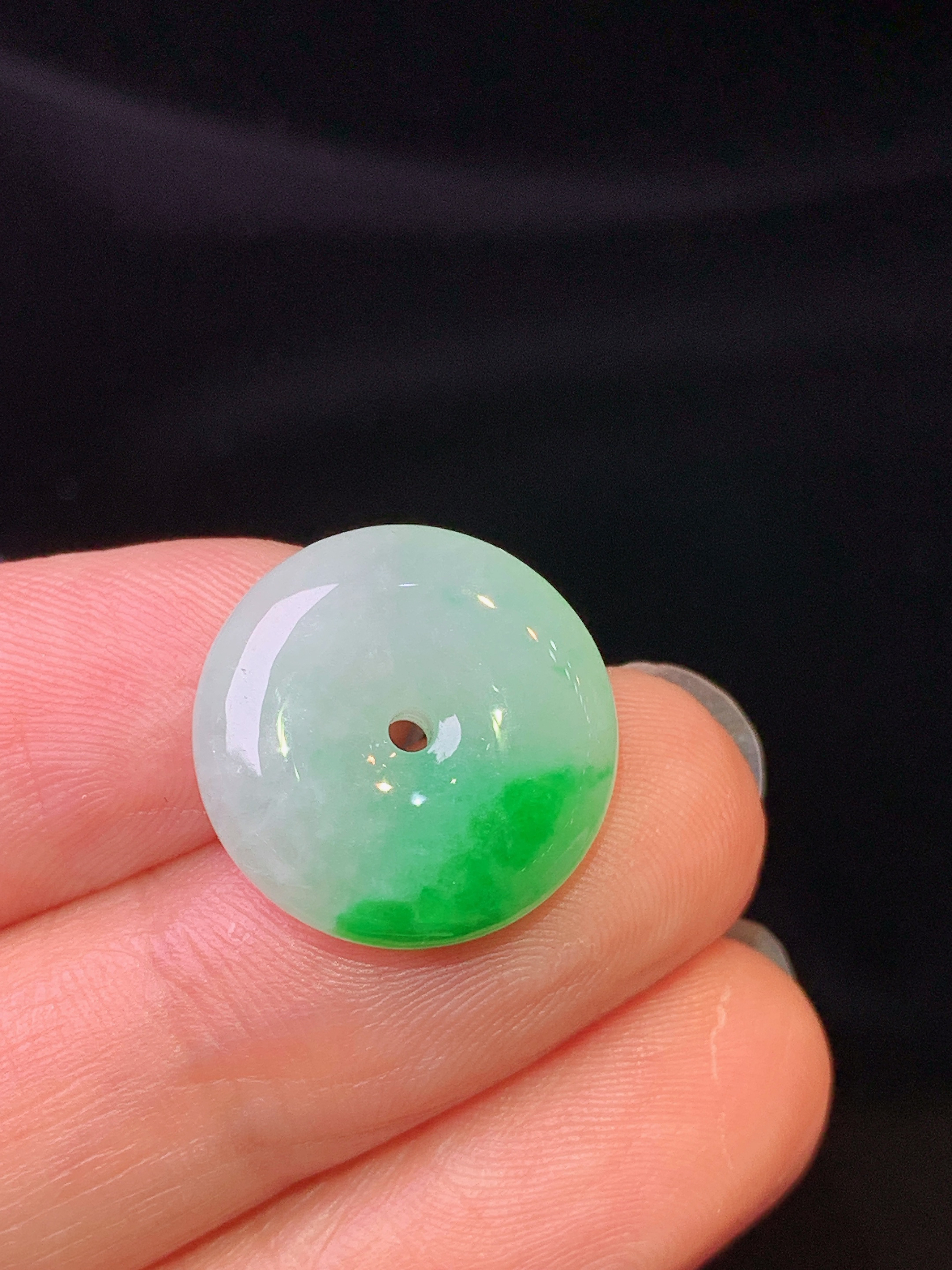 飘绿平安扣吊坠 玉质细腻 色泽艳丽清新 水润亮眼 整体尺寸16*5.2z1