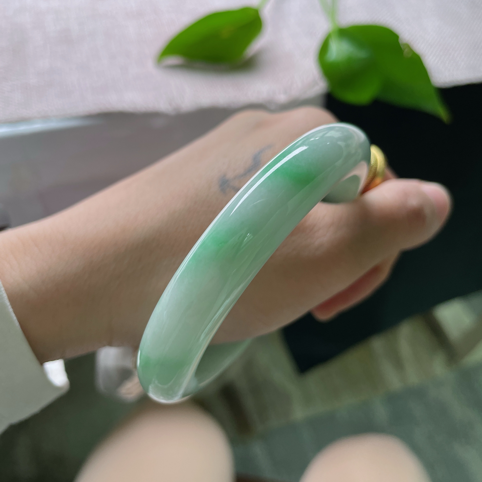 59.6/12/8.6，飘绿正圈，俏色点缀，精致玲珑，水润，质地温润细腻，皮纹