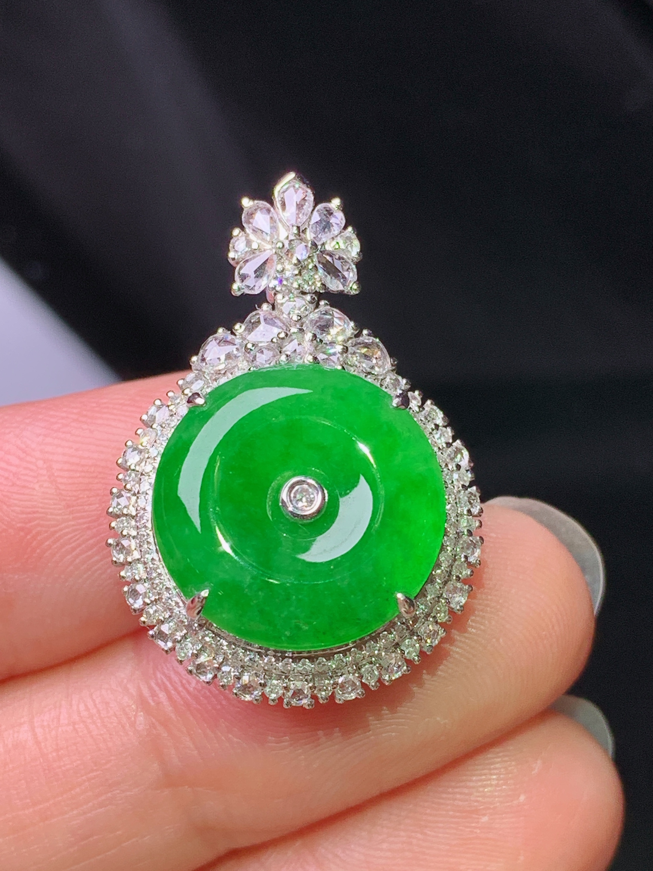 18k金钻镶嵌满绿平安扣吊坠 玉质细腻 色泽艳丽清新 水润亮眼 整体尺寸27.7*19.2*11.3c2