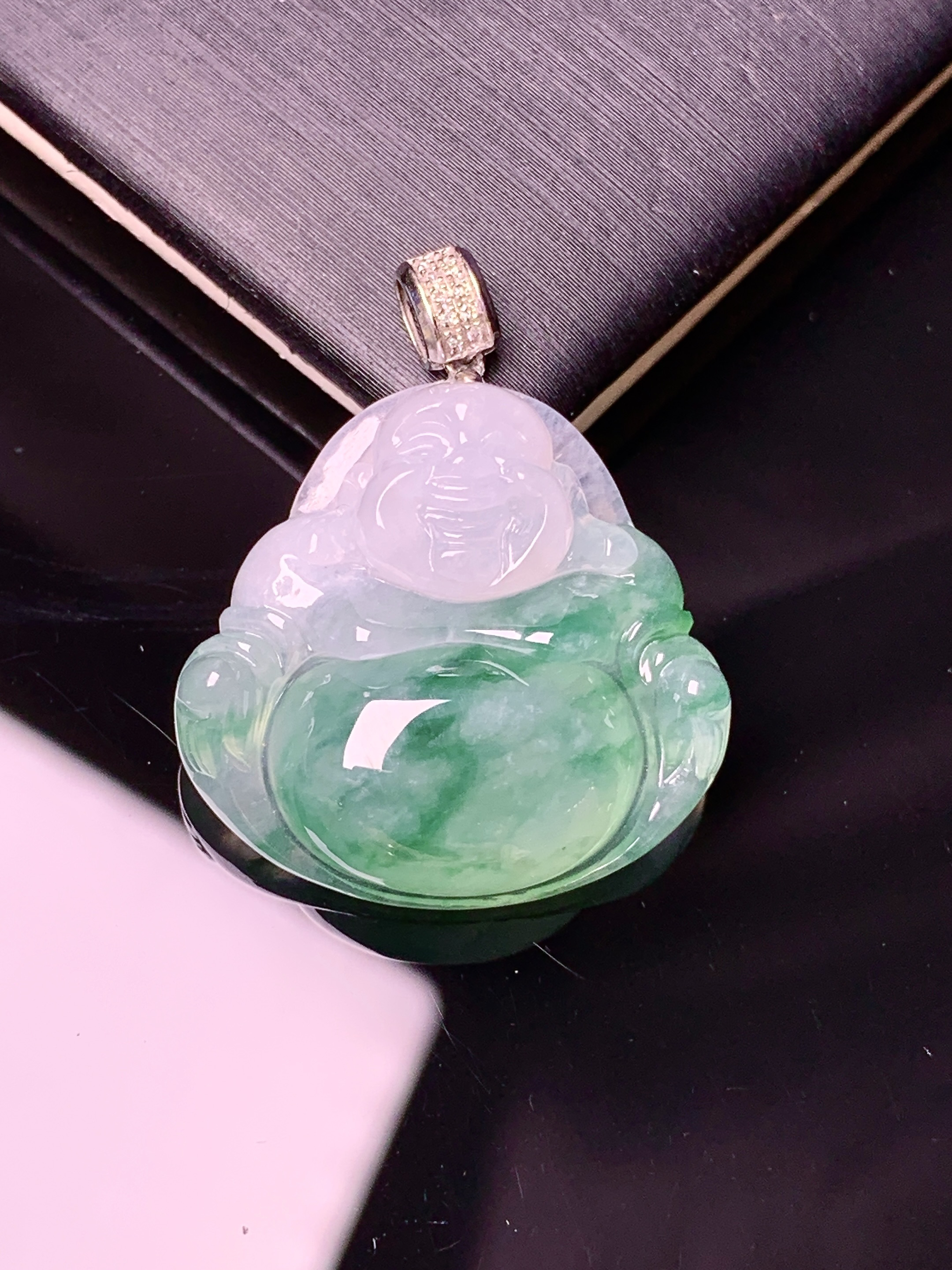 18k金钻镶嵌冰种飘绿佛公吊坠 玉质细腻 色泽艳丽清新 水润亮眼 整体尺寸28*23*6.3d2