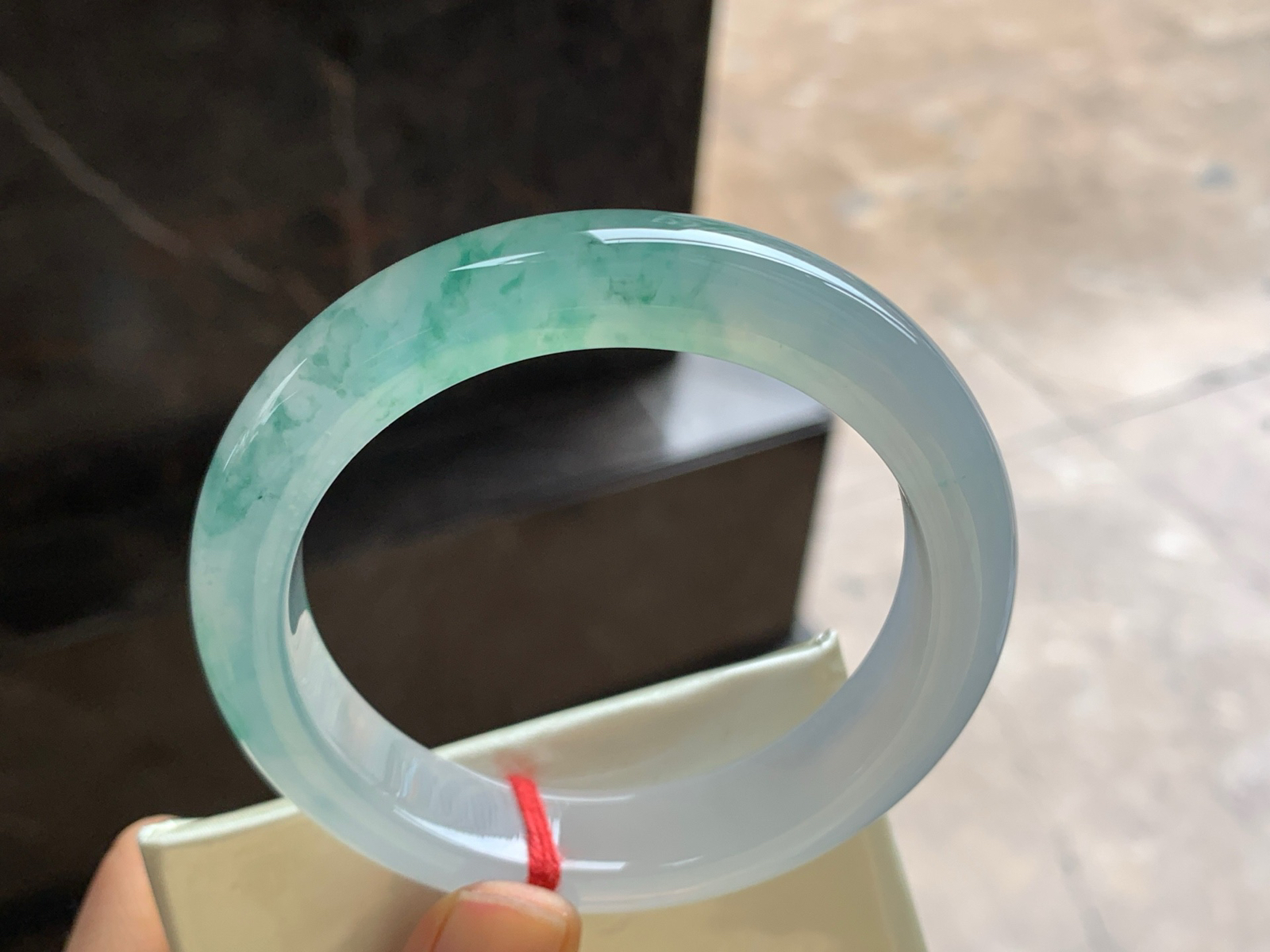 57.5-12.4-7.2

冰种飘花手镯^_^冰透