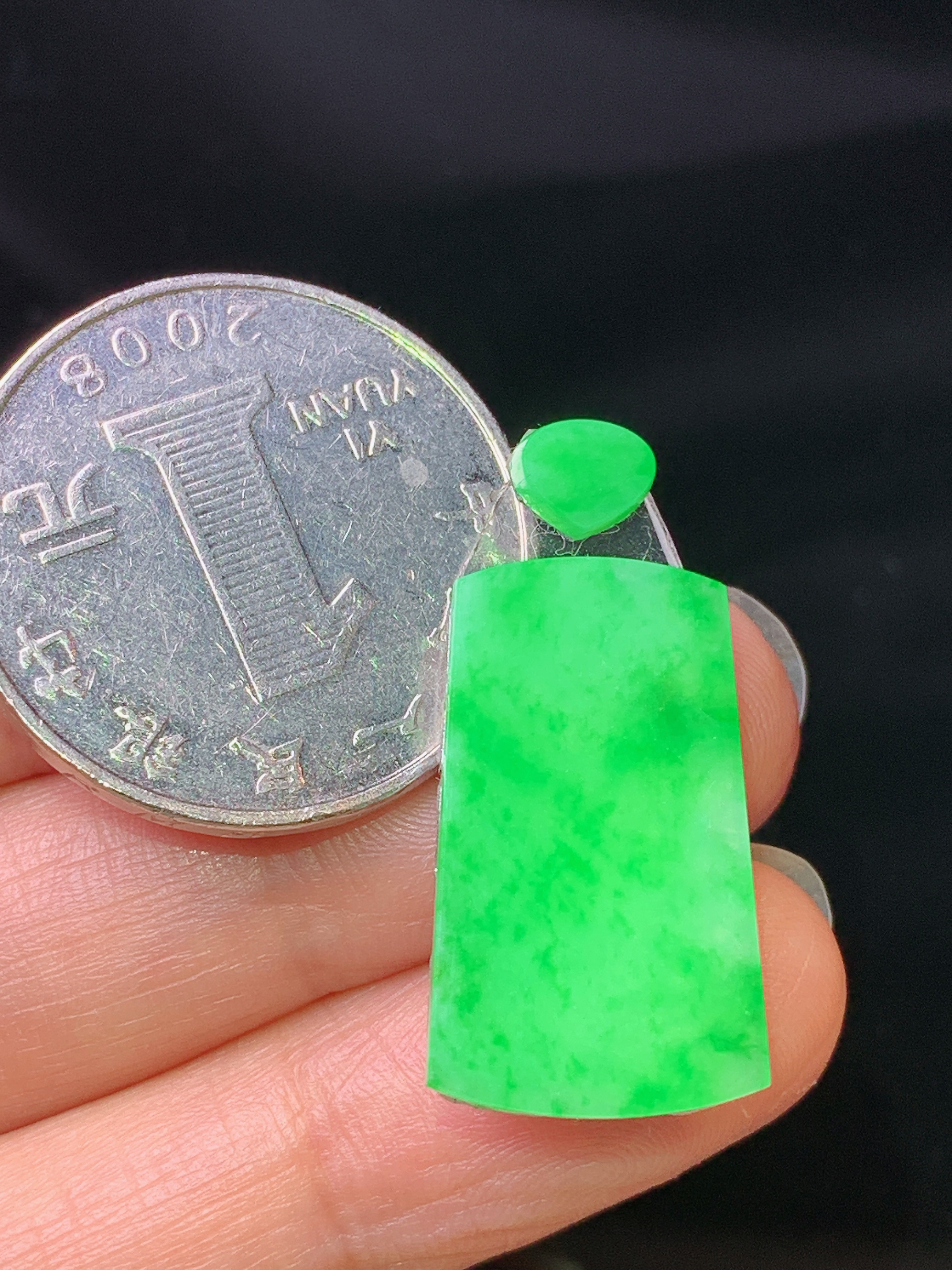 镶嵌款 翠绿无事牌吊坠 玉质细腻 色泽艳丽清新 水润亮眼 整体尺寸22.8*13.7*2*2x