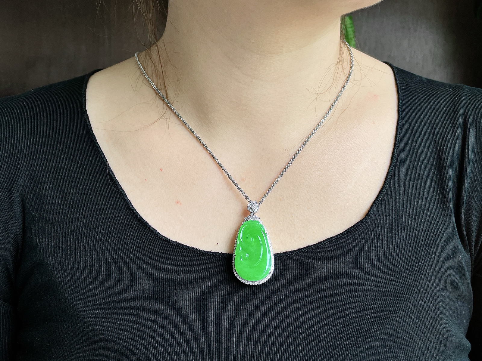 【镶嵌】高冰阳绿如意吊坠  
【说明】缅料 18k金镶嵌 性价比高  
【整体】48-22.4-10.4
【裸石】33.6-20-3.7