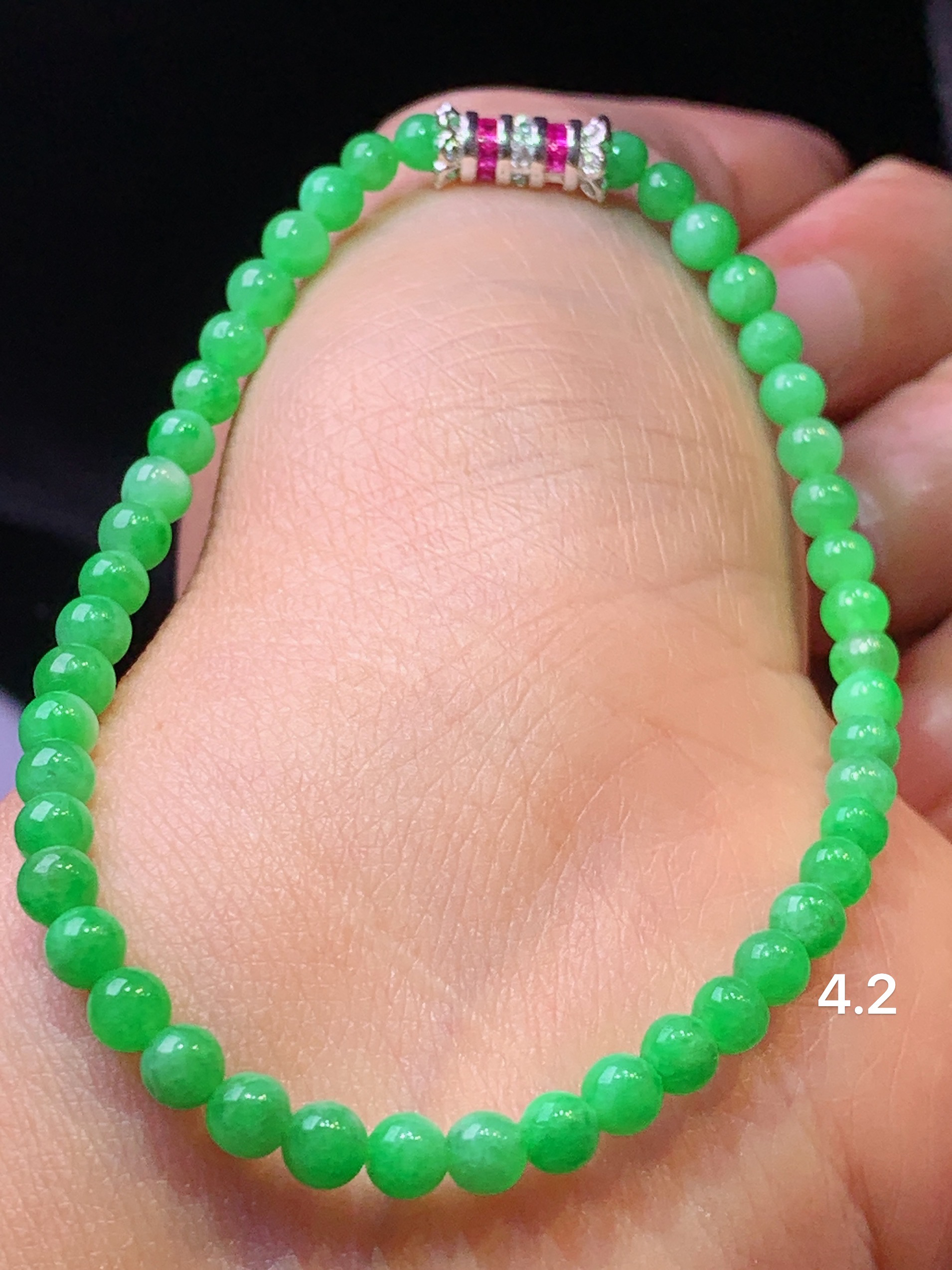 翠绿圆珠手链 玉质细腻 色泽艳丽清新 水润亮眼 整体尺寸4.2z1