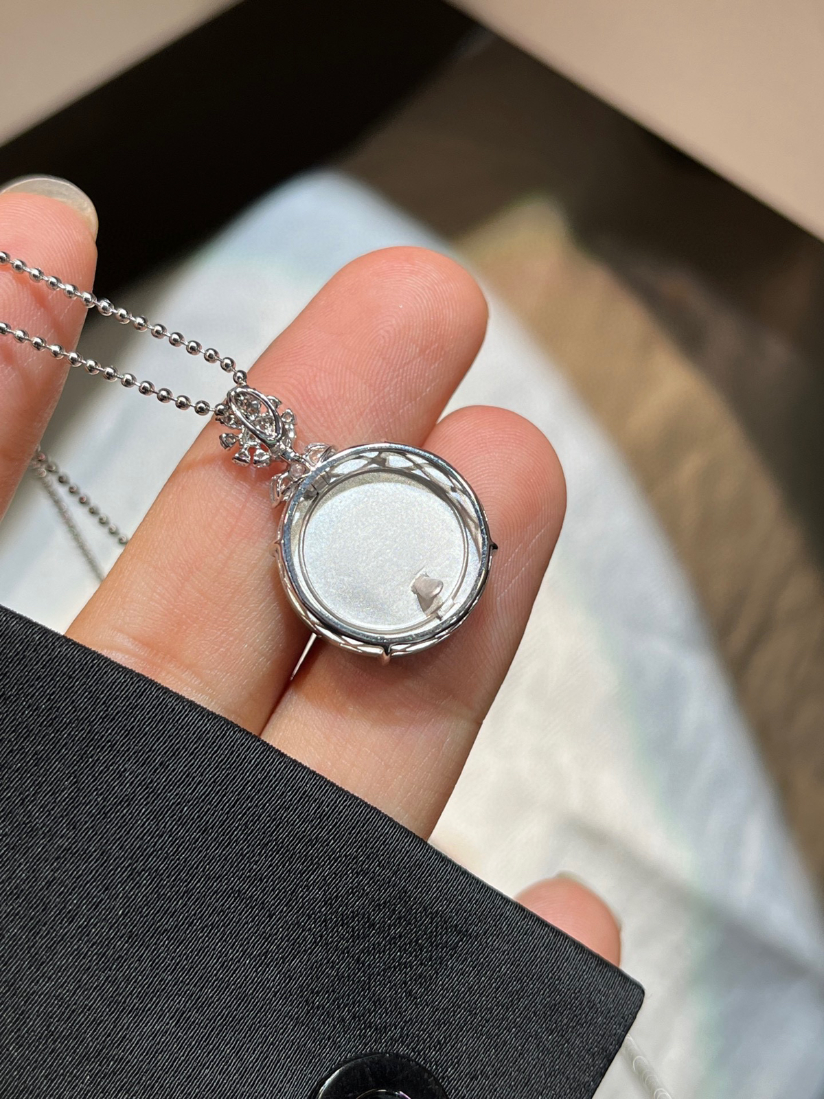 带色平安扣｜一抹春色 一眼心动
-

色泽鲜亮，灵气十足
圆润平安扣，一扣平安，一生顺遂
18k金镶嵌