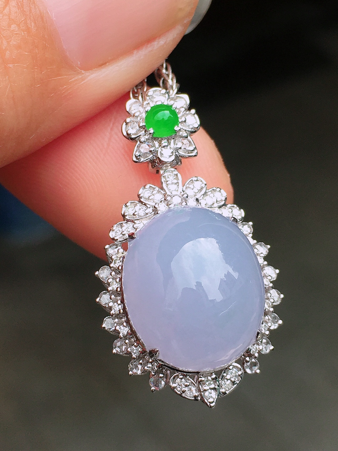 紫罗兰蛋面吊坠，色泽均匀艳丽，玉质细腻，荧光感超
强，饱满圆润，尽显优雅气质，18k
金豪华镶嵌