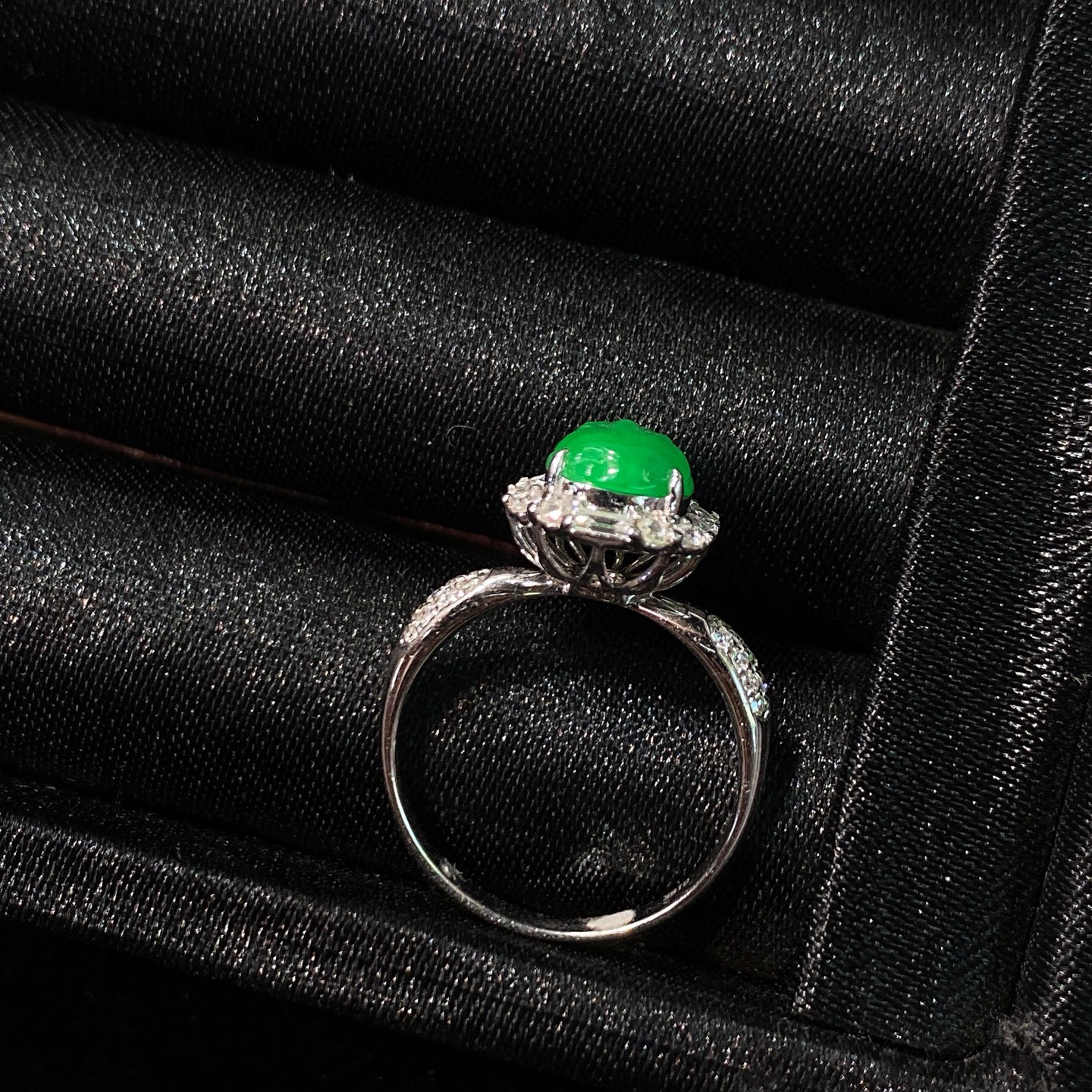 冰阳绿貔貅戒指 
细腻水润，品相饱满，色泽鲜艳
18k金镶嵌，招财，漂亮大气
实物更美～