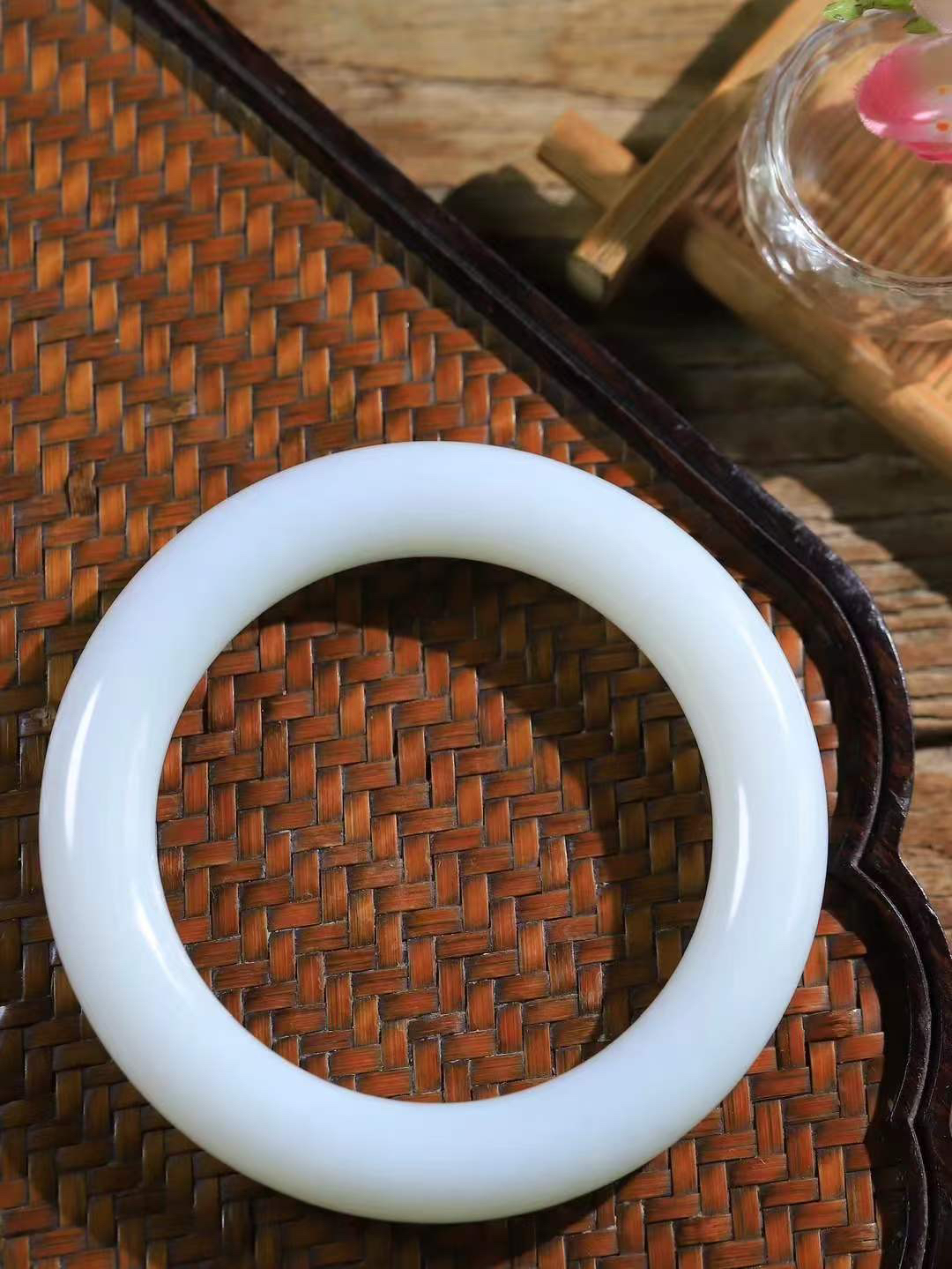 【花样年华·手镯】

精品和田玉白玉圆条手镯，质地油润细腻，色泽高贵典雅，镯型古朴典雅。在诗情画意的雨巷相遇，你是我腕间的一抹风情，有你眸有深情，清风荡漾湖间静水，我愿俯身低眉，在烟波涟漪处，寻你深情倩影。内径60mm尺寸12.6-12.6mm 重85.8克。fDL-36302488