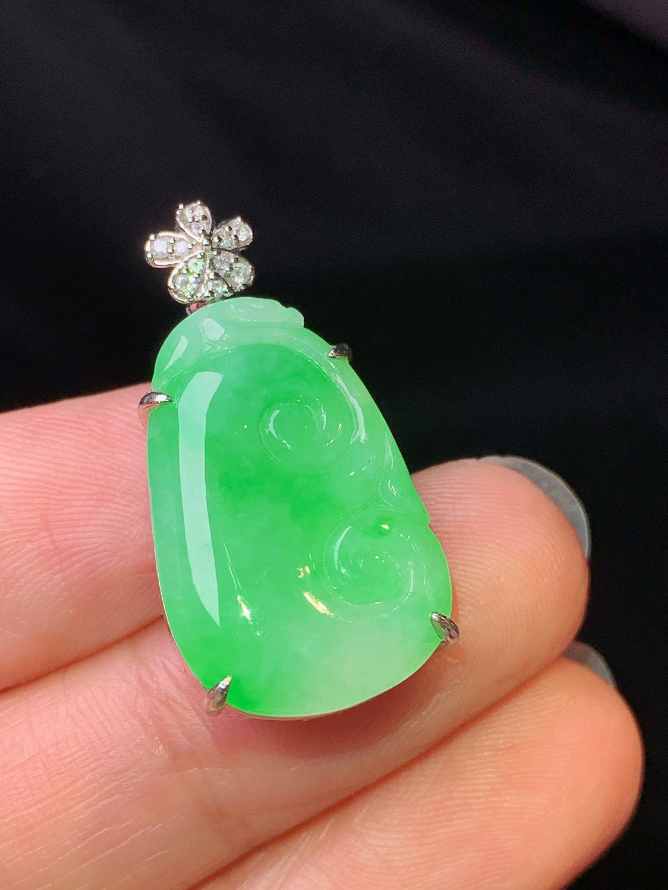 18k金钻镶嵌翠绿如意吊坠 玉质细腻 色泽艳丽清新 水润亮眼 整体尺寸28.3*14.5*6.6j2