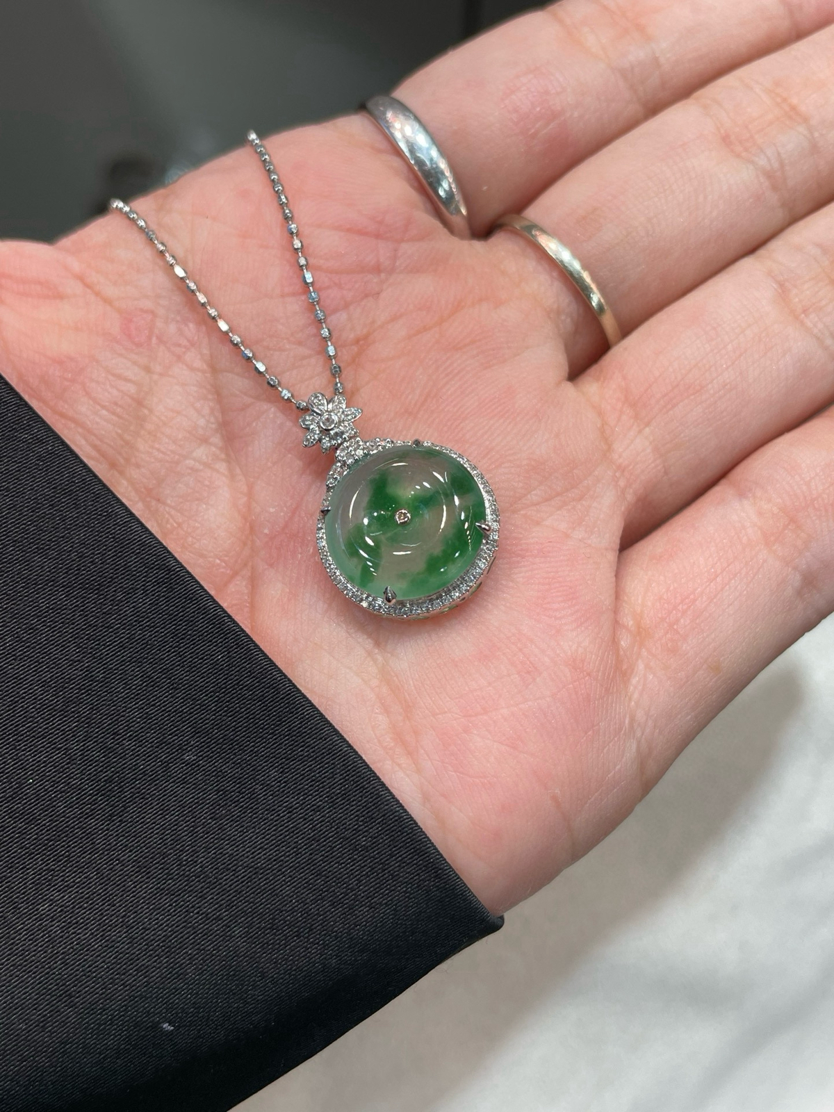 冰晴 飘绿花 平安扣吊坠

18k金配钻镶嵌