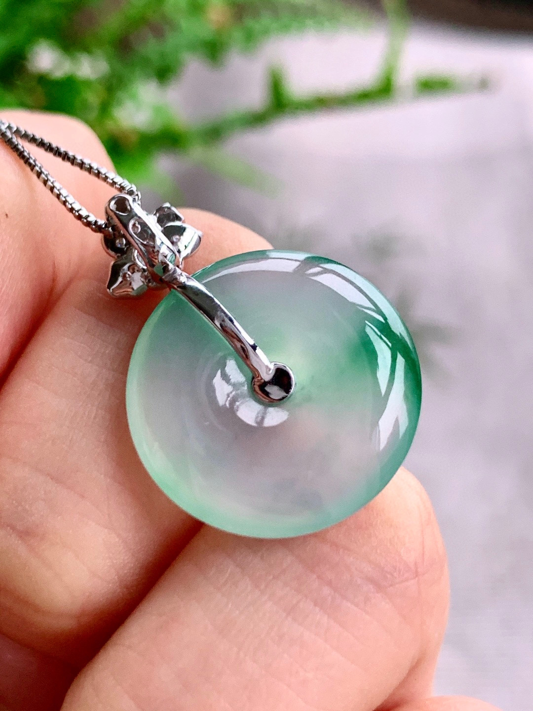 冰飘绿花平安扣吊坠  
【整体】29.1
【裸石】20.5-4.7