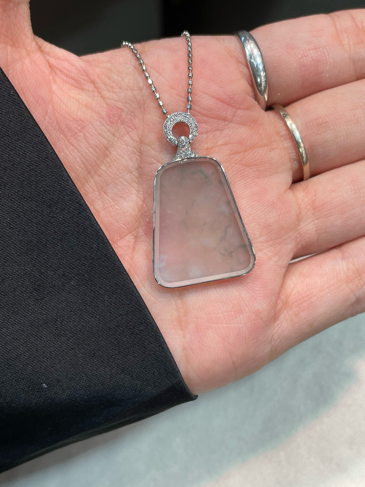 冰种 飘花 简约款 无事牌吊坠

18k金配钻镶嵌