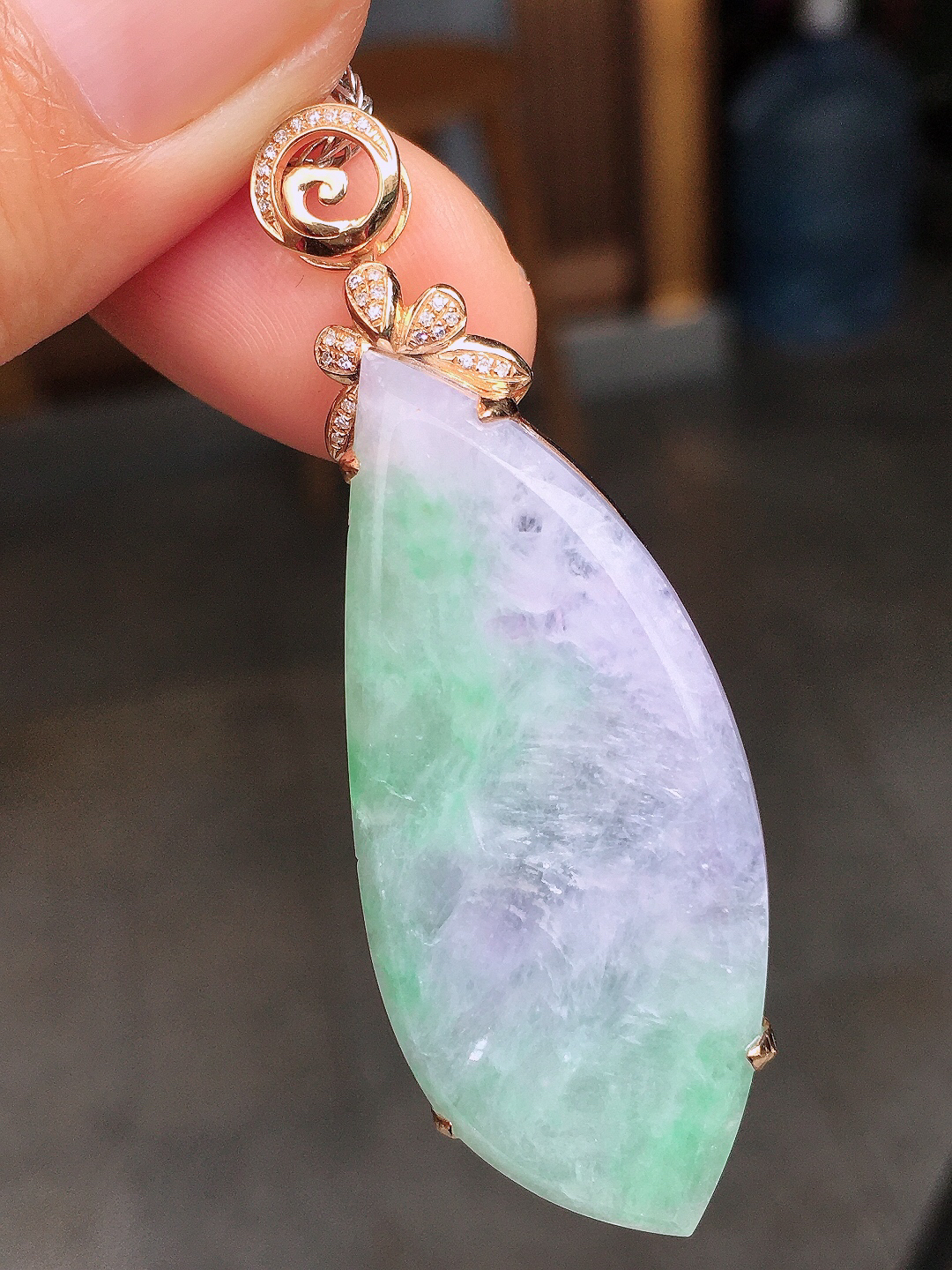 春彩随形吊坠，色泽艳丽，玉质细腻，荧光感超
强，饱满圆润，尽显优雅气质，18k
金豪华镶嵌