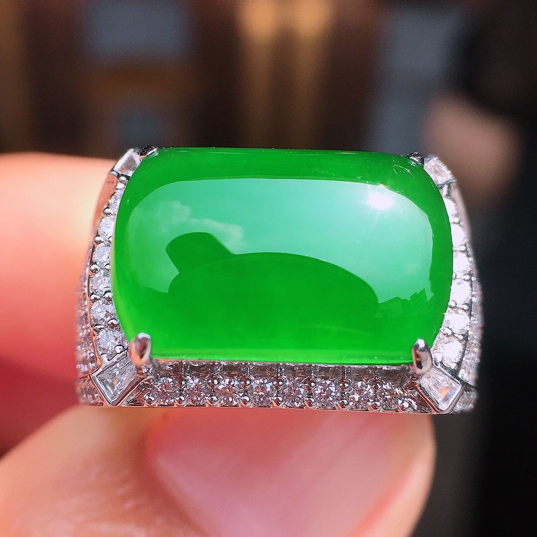 满绿马鞍戒指，色泽均匀艳丽，玉质细腻，荧光感超
强，饱满圆润，尽显优雅气质，18k
金豪华镶嵌