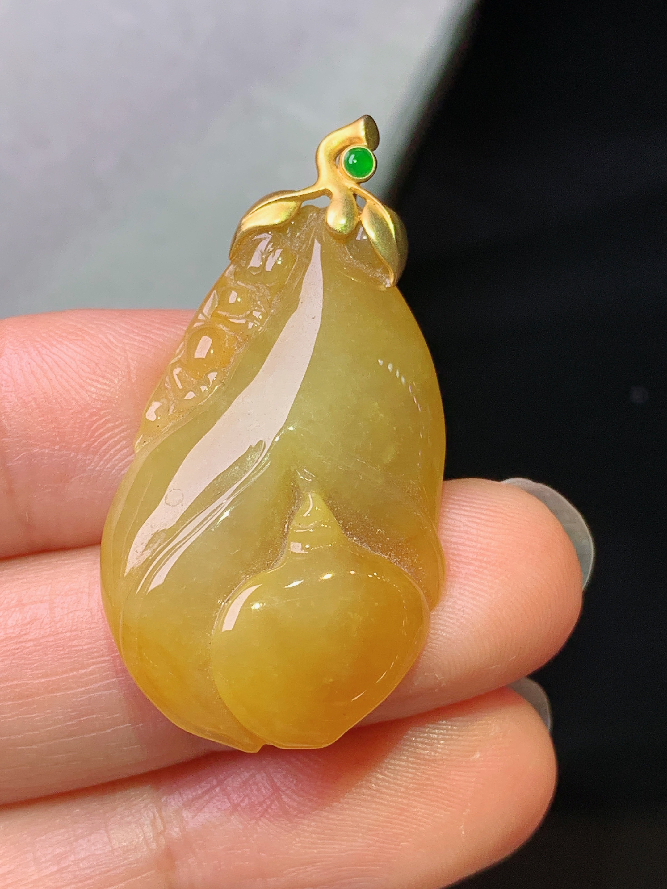 18k金镶嵌黄翡福瓜吊坠 玉质细腻 色泽艳丽清新 水润亮眼 整体尺寸37.5*19.5*6.2b1