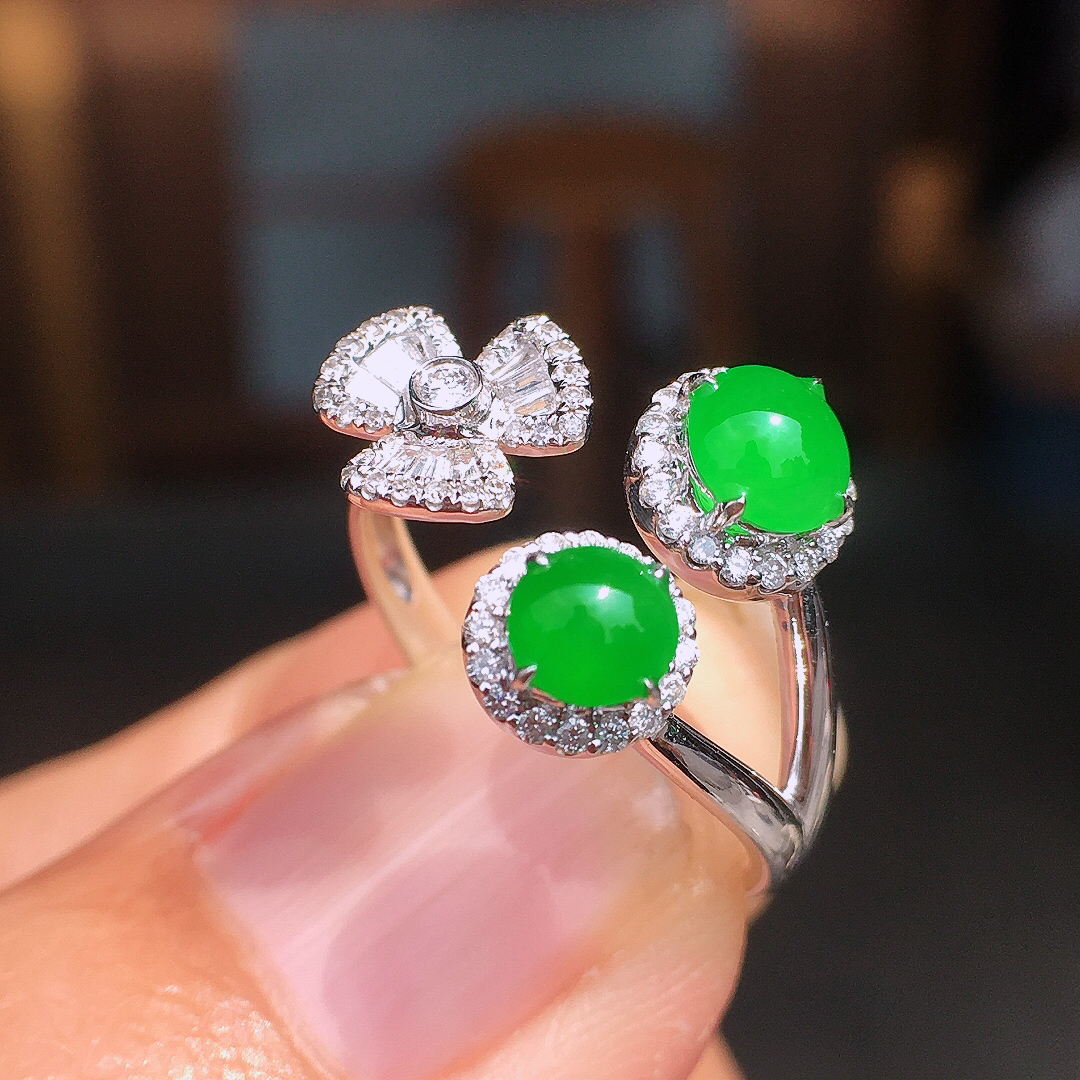 阳绿二合一戒指，色泽均匀艳丽，玉质细腻，荧光感超
强，饱满圆润，尽显优雅气质，18k
金豪华镶嵌