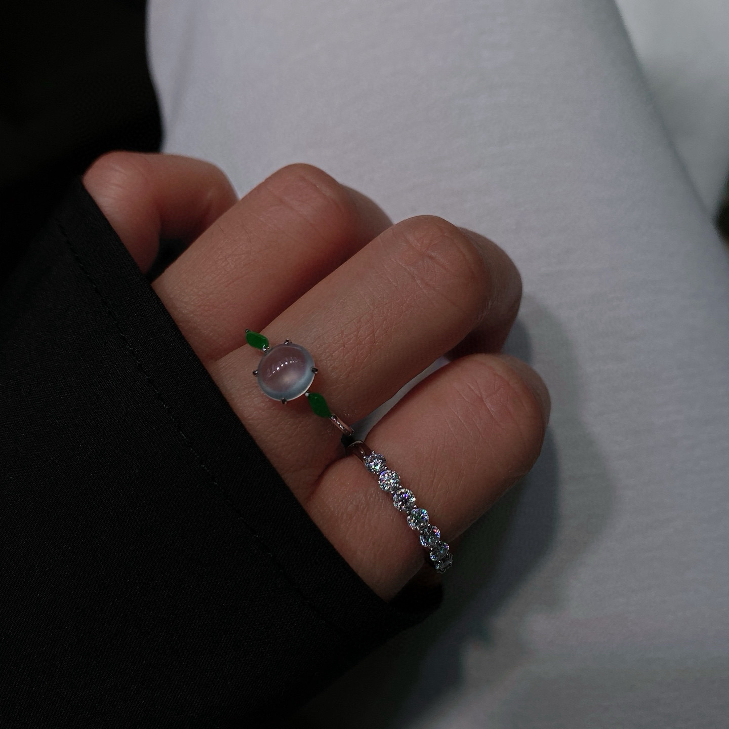 冰种蛋面戒指
通透如冰，光泽细腻
18k金镶嵌，上手高级又优雅
尺寸如图一  实物更美～