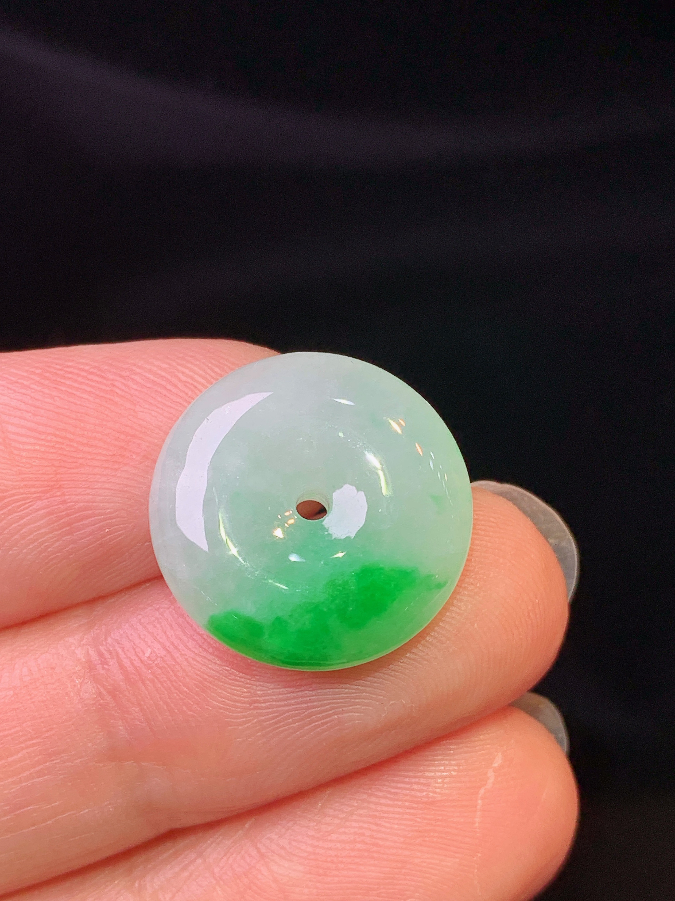 飘绿平安扣吊坠 玉质细腻 色泽艳丽清新 水润亮眼 整体尺寸16*5.2z1