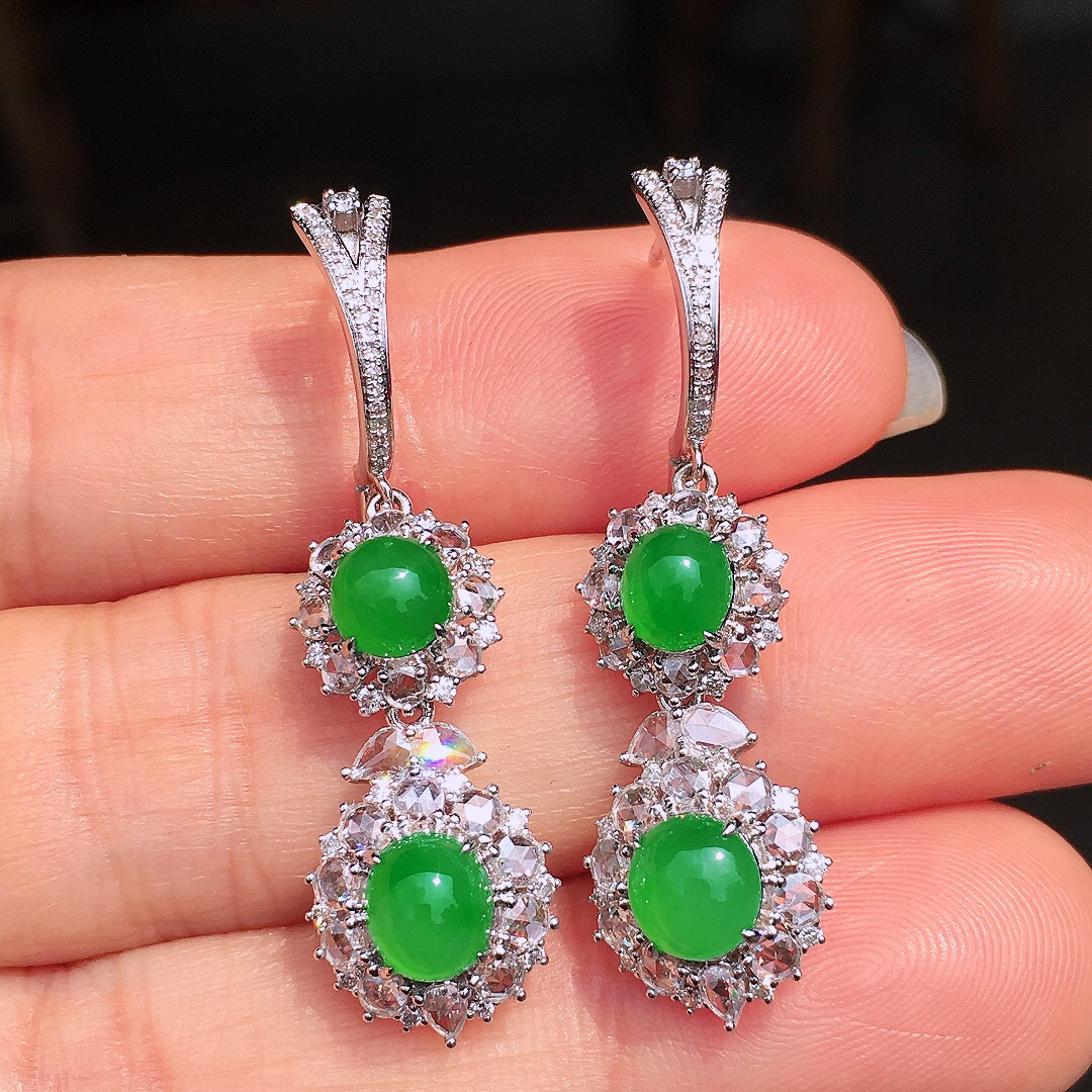 阳绿蛋面耳坠，色泽均匀艳丽，玉质细腻，荧光感超
强，饱满圆润，尽显优雅气质，18k
金豪华镶嵌