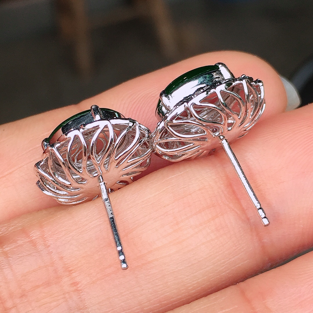 满绿蛋面耳钉，色泽均匀艳丽，玉质细腻，荧光感超
强，饱满圆润，尽显优雅气质，18k
金豪华镶嵌