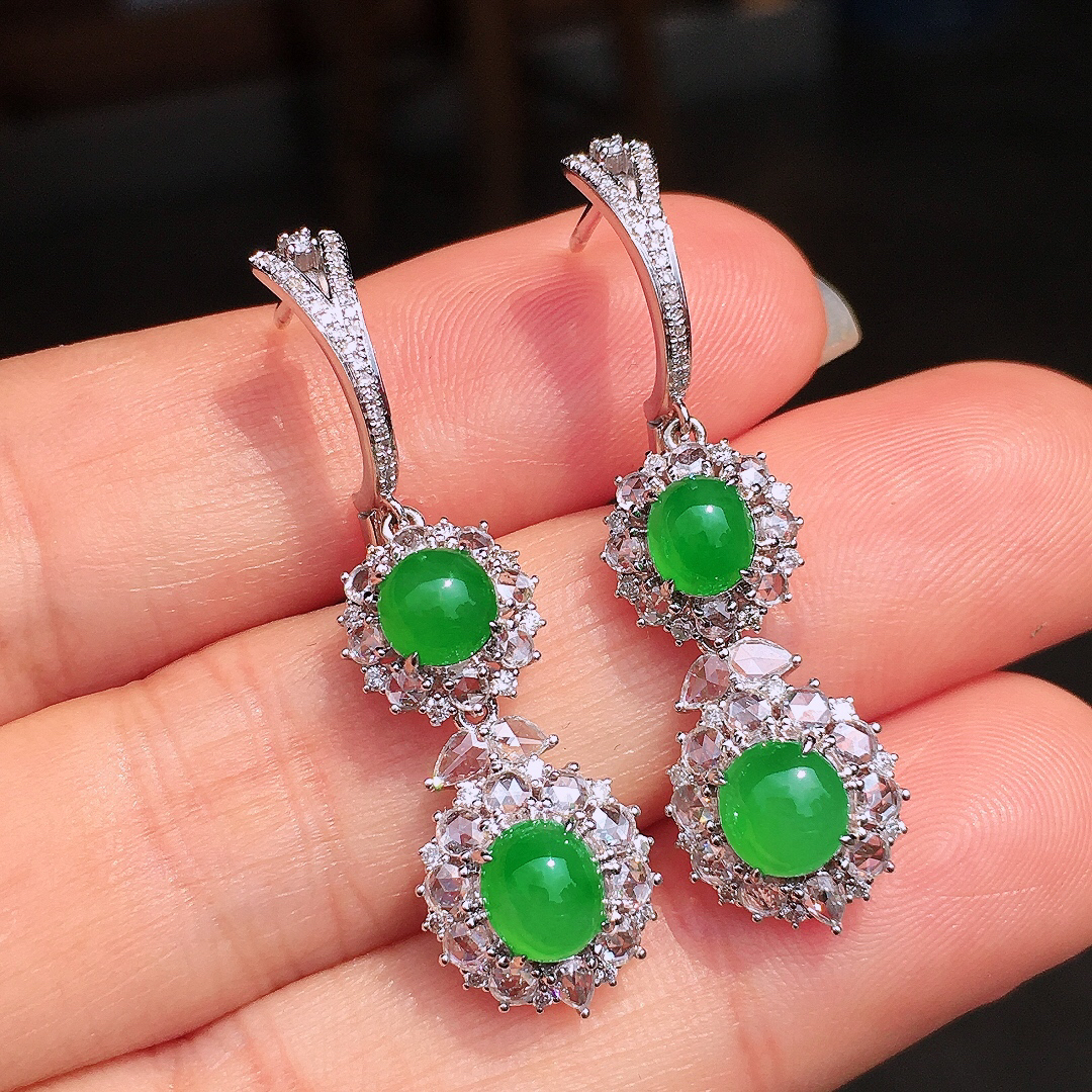 阳绿蛋面耳坠，色泽均匀艳丽，玉质细腻，荧光感超
强，饱满圆润，尽显优雅气质，18k
金豪华镶嵌