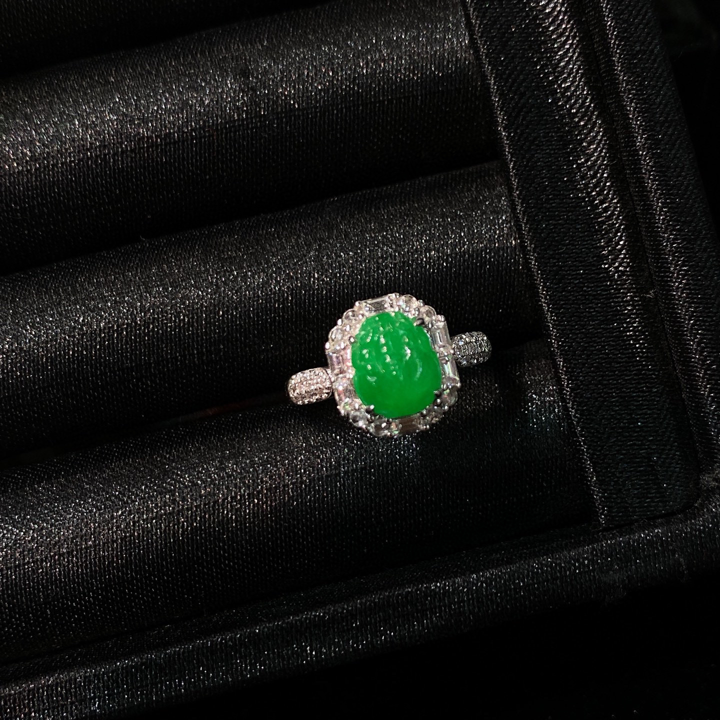 冰阳绿貔貅戒指 
细腻水润，品相饱满，色泽鲜艳
18k金镶嵌，招财，漂亮大气
实物更美～