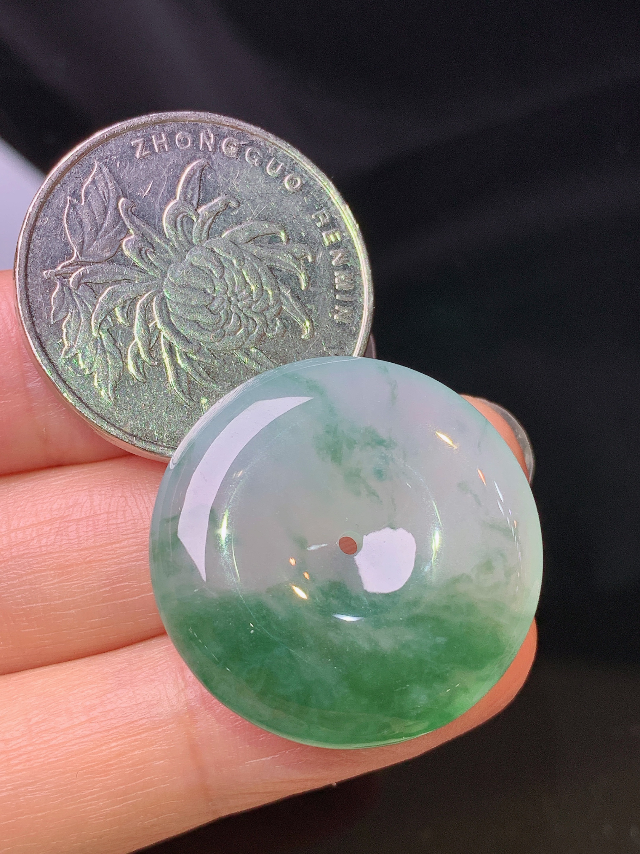 冰种飘绿平安扣吊坠 玉质细腻 色泽艳丽清新 水润亮眼 整体尺寸25.7*5.6d2