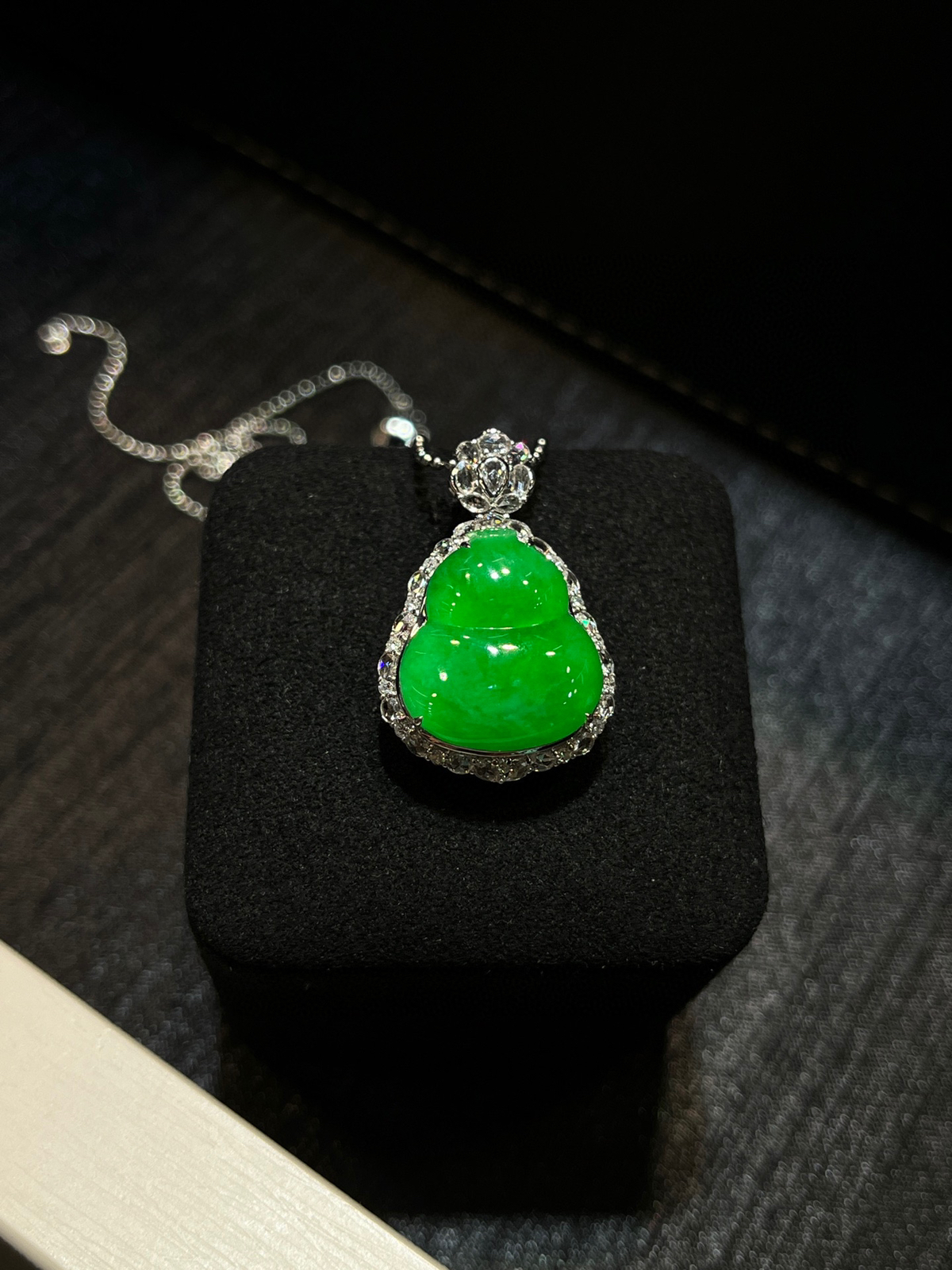 辣绿满色胖葫芦………
-

浓绿如焰，翠色欲滴，满色辣绿，莹润通透
葫芦纳福，福禄双全
18k金伴