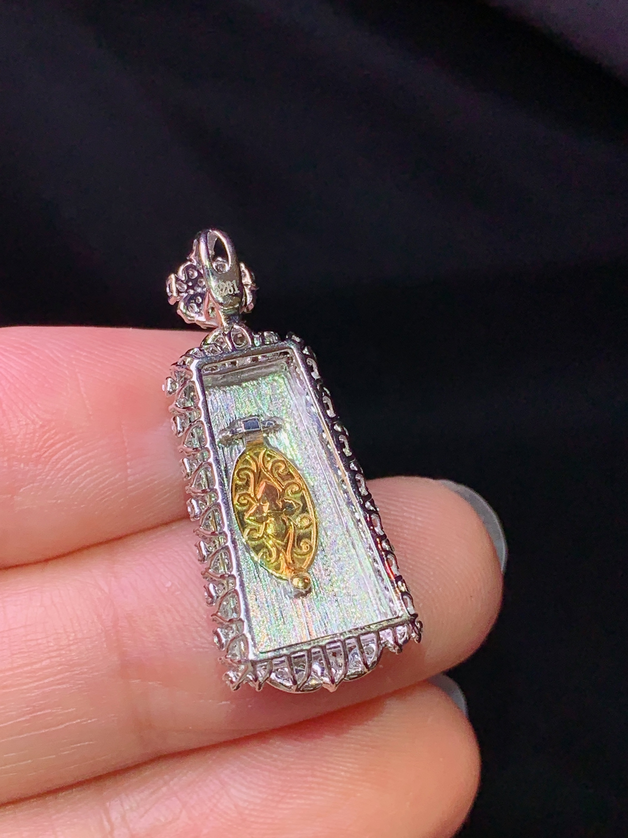 18k金钻镶嵌翠绿无事牌吊坠 玉质细腻 色泽艳丽清新 水润亮眼 整体尺寸28.2*12*7.2j2