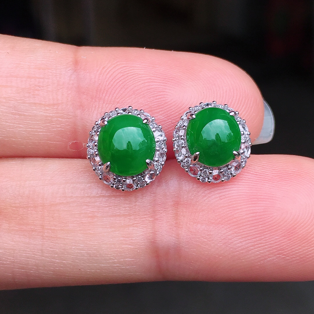 阳绿蛋面耳钉，色泽均匀艳丽，玉质细腻，荧光感超
强，饱满圆润，尽显优雅气质，18k
金豪华镶嵌