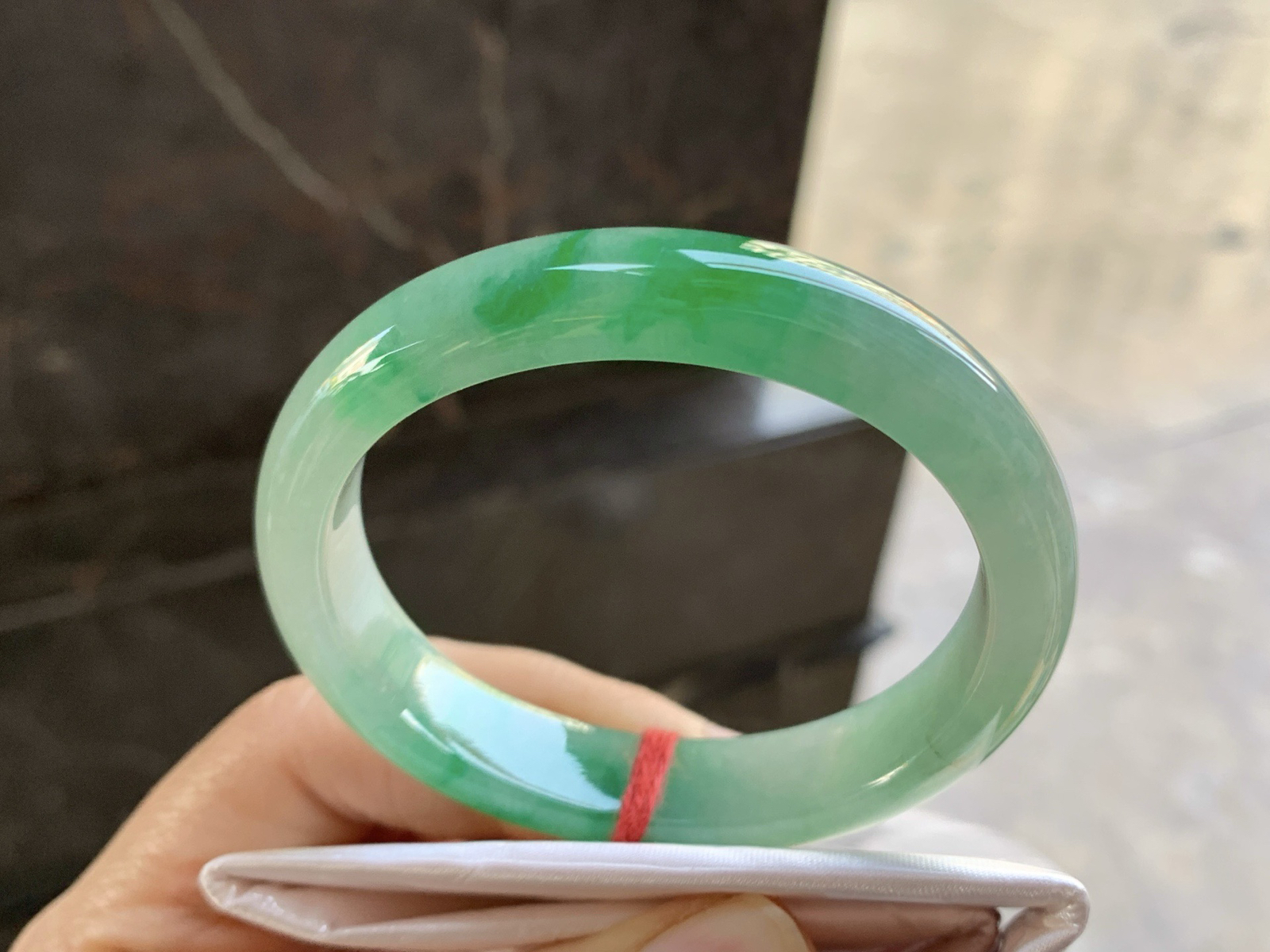 53.7-11.7-7.3

飘绿贵妃手镯^_^正圈51可以带