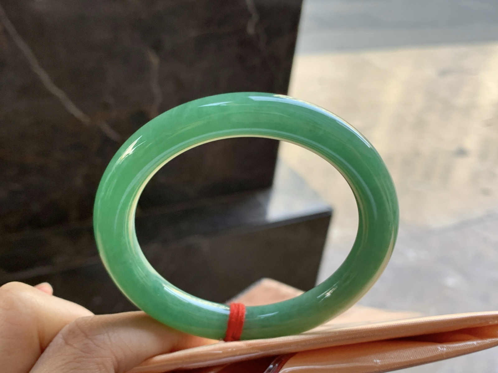 55-10

辣绿色圆条手镯^_^鲜艳 浓郁