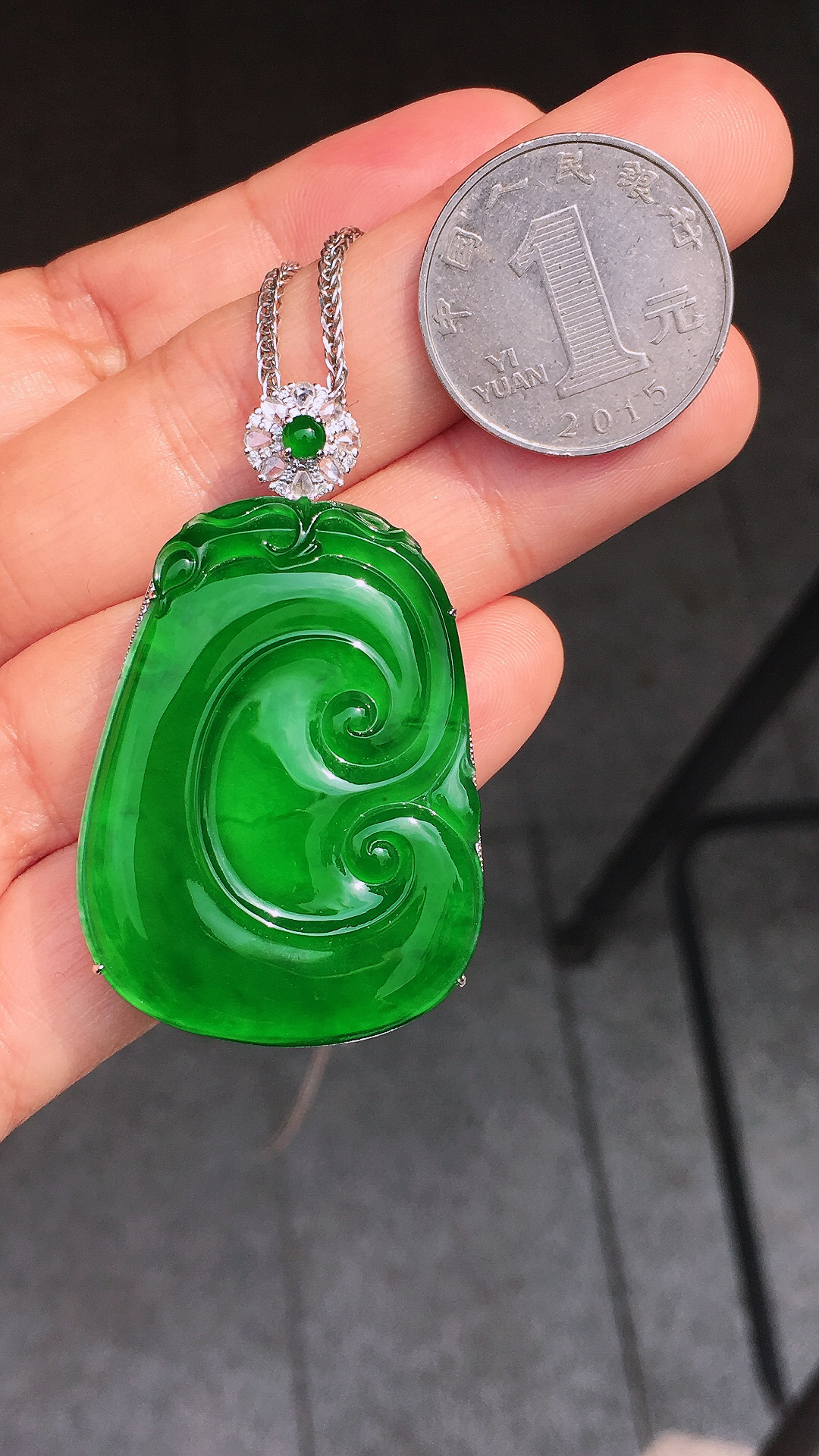 满绿如意吊坠，色泽均匀艳丽，玉质细腻，荧光感超
强，饱满圆润，尽显优雅气质，18k
金豪华镶嵌