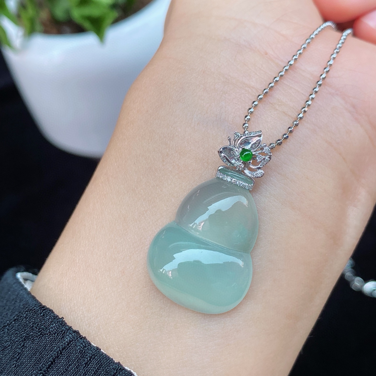 冰晴葫芦吊坠 
冰种质地，水润通透
饱满圆润，18k金镶嵌
实物更美～