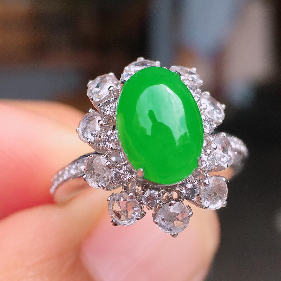 阳绿蛋面戒指，色泽均匀艳丽，玉质细腻，荧光感超
强，饱满圆润，尽显优雅气质，18k
金豪华镶嵌