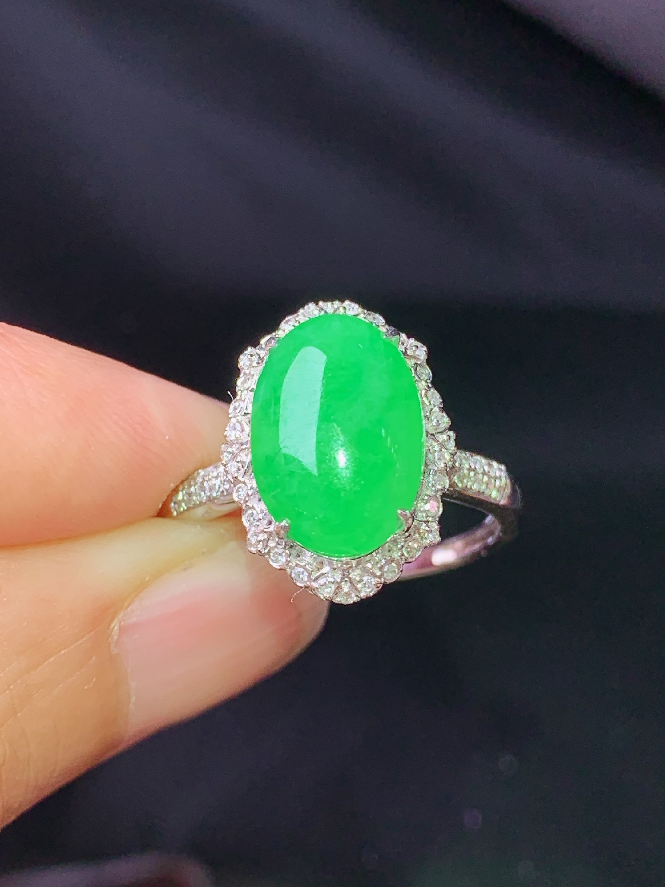 18k金钻镶嵌翠绿蛋面戒指 玉质细腻 色泽艳丽清新 水润亮眼 圈口14.5 整体尺寸15.6*11.5*8.5j2