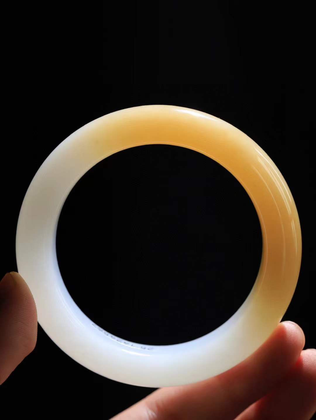 【腕间柔情.手镯】   

精品和田玉糖白玉手镯 玉质温润细腻 油性十足 古朴秀雅 轻抚岁月的栏杆软香温玉，腕间玉镯轻轻晃动，令人情动心间，撷一缕月末的芬芳，把心思铺陈，时光静美，惟有你最温柔。重84.3克   尺寸56.5-15.4-10.5mm  46302455A