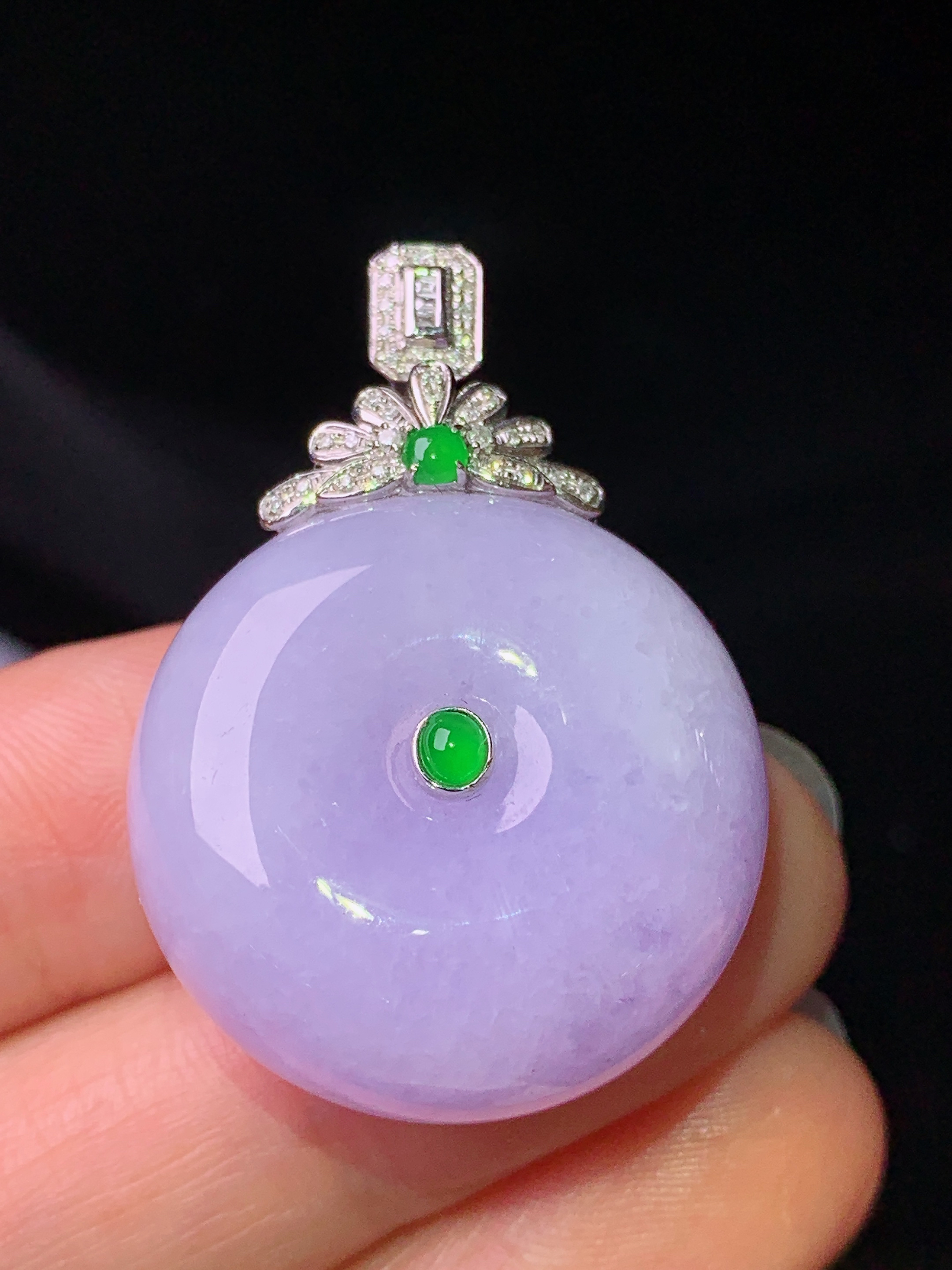 18k金钻镶嵌紫罗兰平安扣吊坠 玉质细腻 色泽艳丽清新 水润亮眼 整体尺寸35*24.5*12.5b1