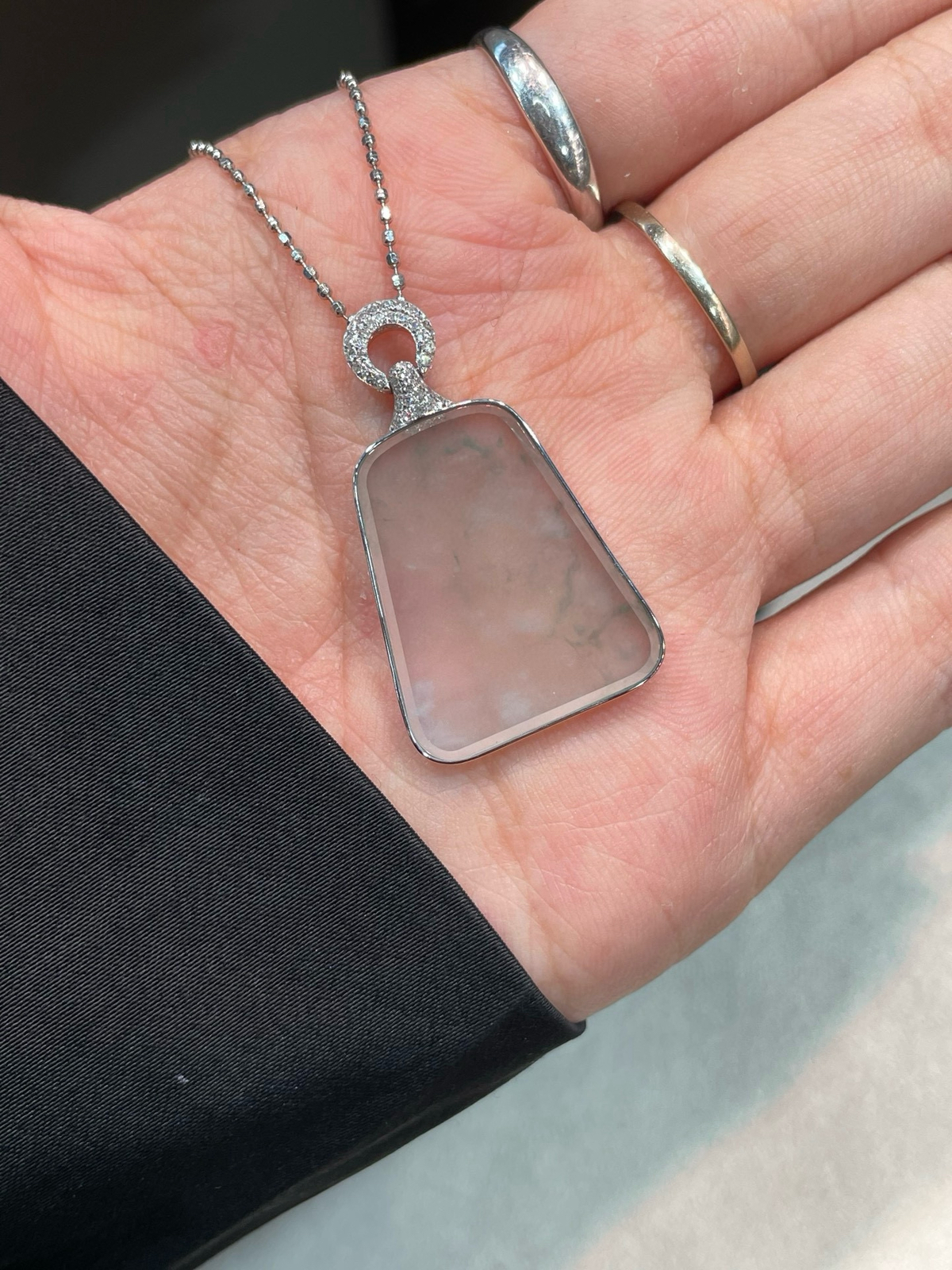 冰种 飘花 简约款 无事牌吊坠

18k金配钻镶嵌