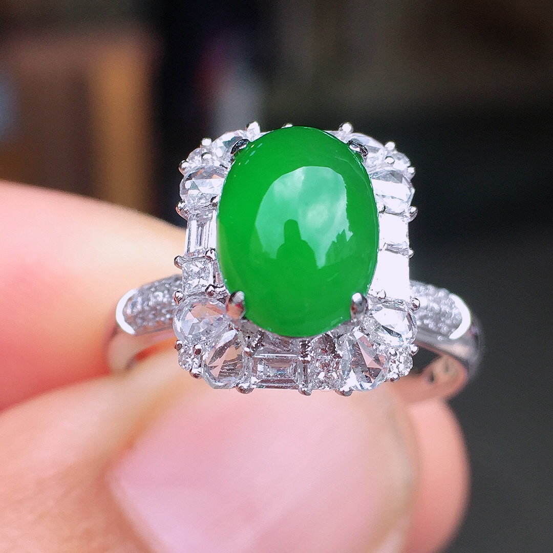 阳绿蛋面戒指，色泽均匀艳丽，玉质细腻，荧光感超
强，饱满圆润，尽显优雅气质，18k
金豪华镶嵌