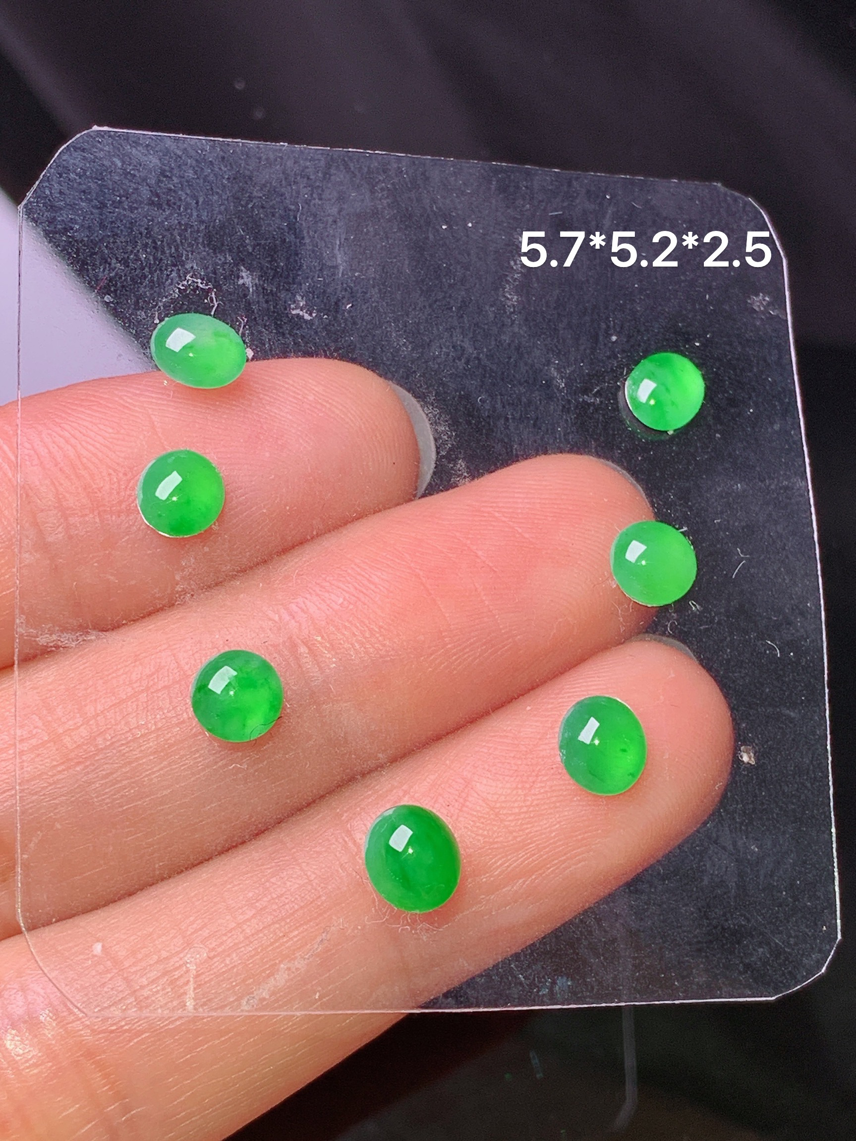 镶嵌款 满绿蛋面一手 玉质细腻 色泽艳丽清新 水润亮眼 整体尺寸5.7*5.2*2.5L2