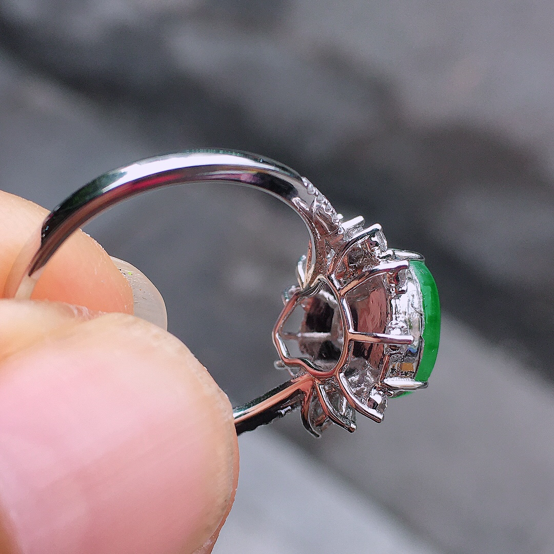 阳绿葫芦戒指，色泽艳丽，玉质细腻，荧光感超
强，饱满圆润，尽显优雅气质，18k
金豪华镶嵌